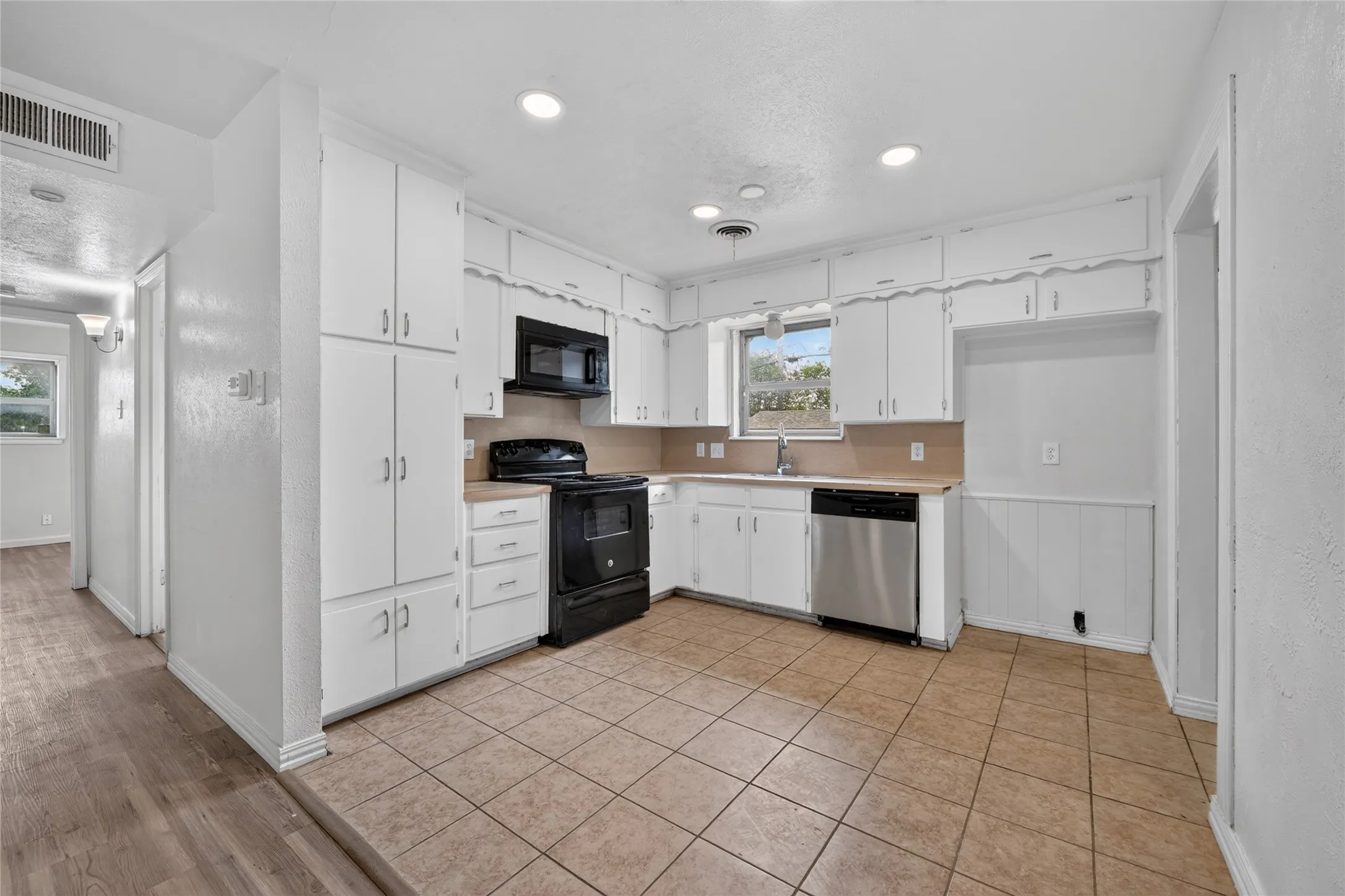 Single Family Residence For Rent in Tarrant County , 2024 Charleston Drive, Bedford, Texas 76022, 4 Bedroom, 2 Bathroom, 2 Garage spaces, 1,648 Sqft, built in 1965, mls#21403650, Real Estate Agent in Bedford, Homes For Rent in Tarrant county, Homes For Rent in Bedford, Realtor in Bedford Texas, Real Estate Brokerage Independent Realty Texas, Luminita Cordes Realtor