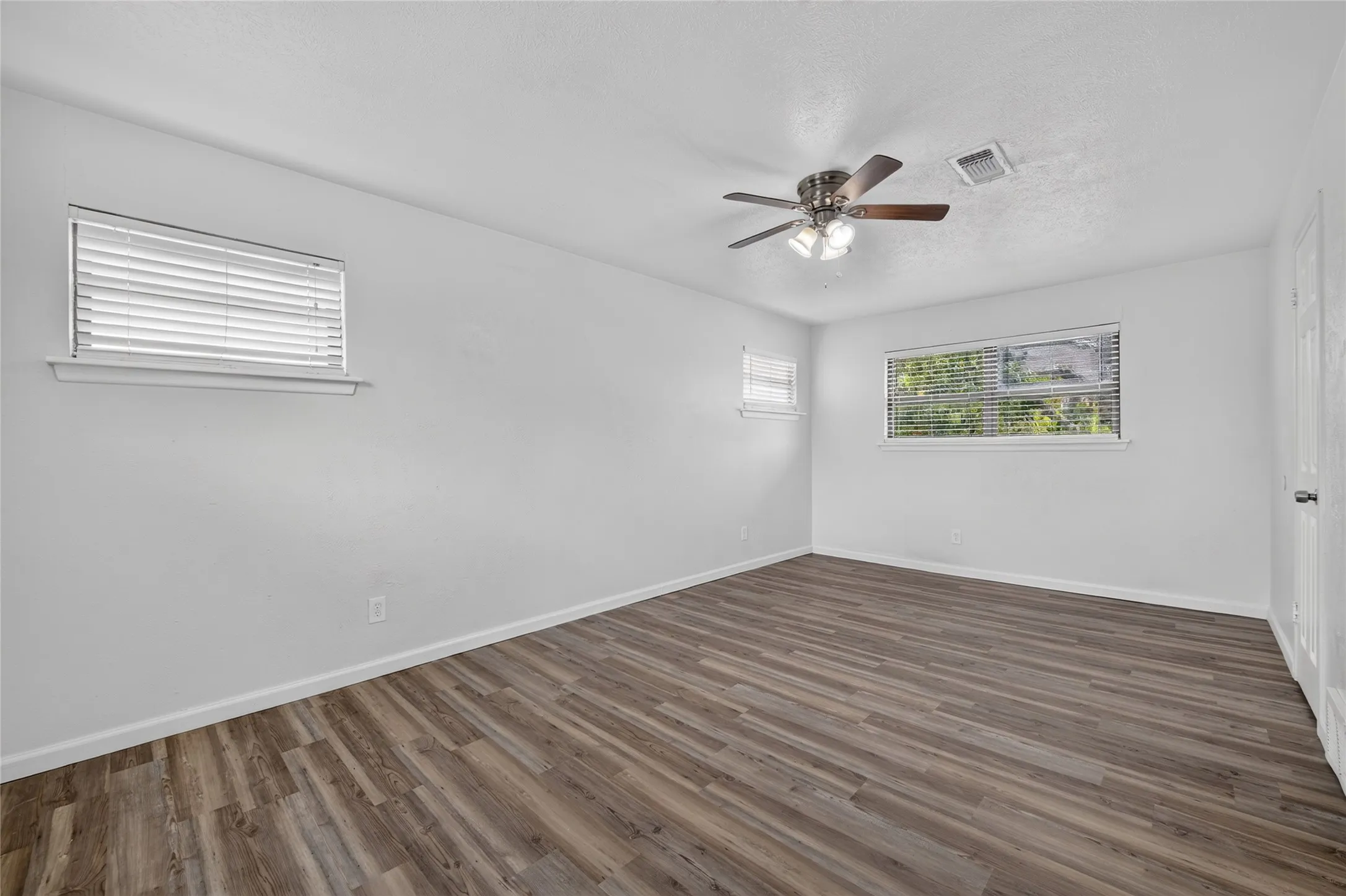 Single Family Residence For Rent in Tarrant County , 2024 Charleston Drive, Bedford, Texas 76022, 4 Bedroom, 2 Bathroom, 2 Garage spaces, 1,648 Sqft, built in 1965, mls#21403650, Real Estate Agent in Bedford, Homes For Rent in Tarrant county, Homes For Rent in Bedford, Realtor in Bedford Texas, Real Estate Brokerage Independent Realty Texas, Luminita Cordes Realtor