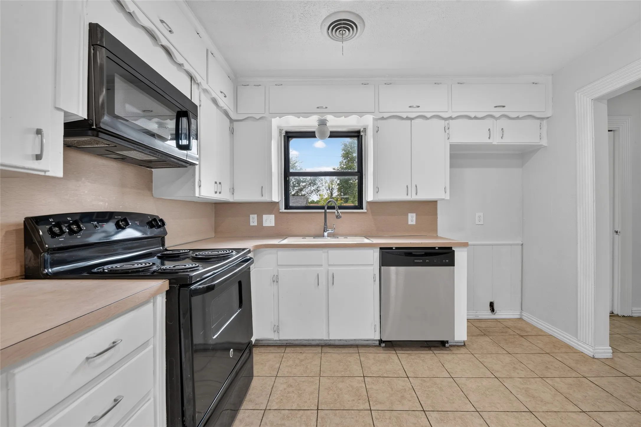 Single Family Residence For Rent in Tarrant County , 2024 Charleston Drive, Bedford, Texas 76022, 4 Bedroom, 2 Bathroom, 2 Garage spaces, 1,648 Sqft, built in 1965, mls#21403650, Real Estate Agent in Bedford, Homes For Rent in Tarrant county, Homes For Rent in Bedford, Realtor in Bedford Texas, Real Estate Brokerage Independent Realty Texas, Luminita Cordes Realtor