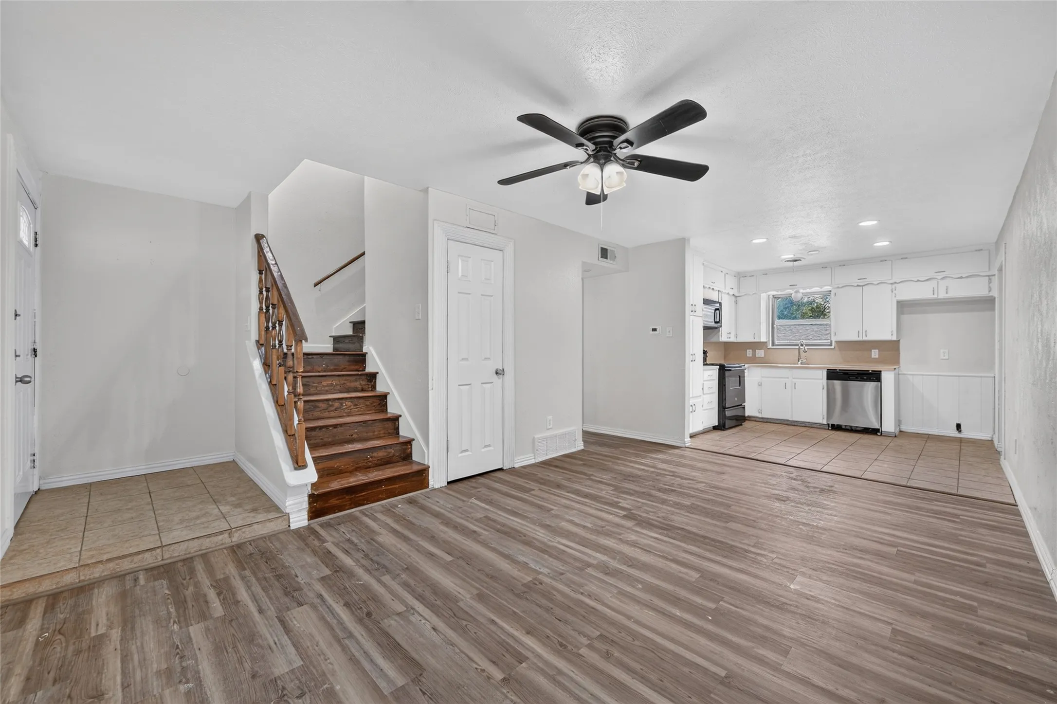 Single Family Residence For Rent in Tarrant County , 2024 Charleston Drive, Bedford, Texas 76022, 4 Bedroom, 2 Bathroom, 2 Garage spaces, 1,648 Sqft, built in 1965, mls#21403650, Real Estate Agent in Bedford, Homes For Rent in Tarrant county, Homes For Rent in Bedford, Realtor in Bedford Texas, Real Estate Brokerage Independent Realty Texas, Luminita Cordes Realtor