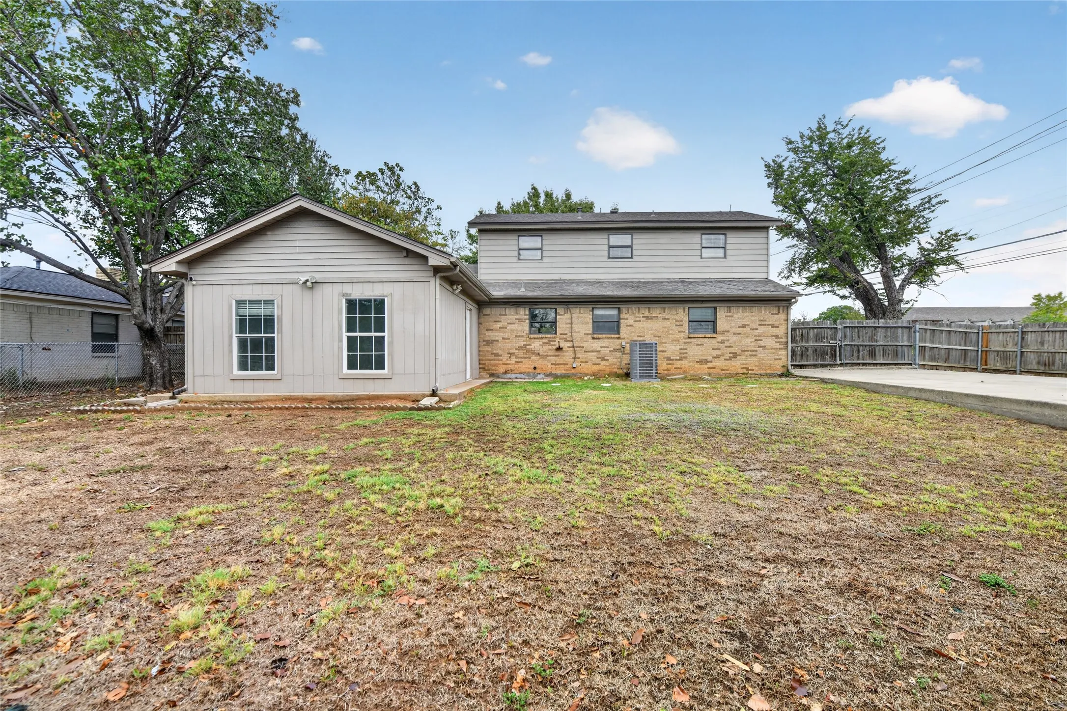 Single Family Residence For Rent in Tarrant County , 2024 Charleston Drive, Bedford, Texas 76022, 4 Bedroom, 2 Bathroom, 2 Garage spaces, 1,648 Sqft, built in 1965, mls#21403650, Real Estate Agent in Bedford, Homes For Rent in Tarrant county, Homes For Rent in Bedford, Realtor in Bedford Texas, Real Estate Brokerage Independent Realty Texas, Luminita Cordes Realtor
