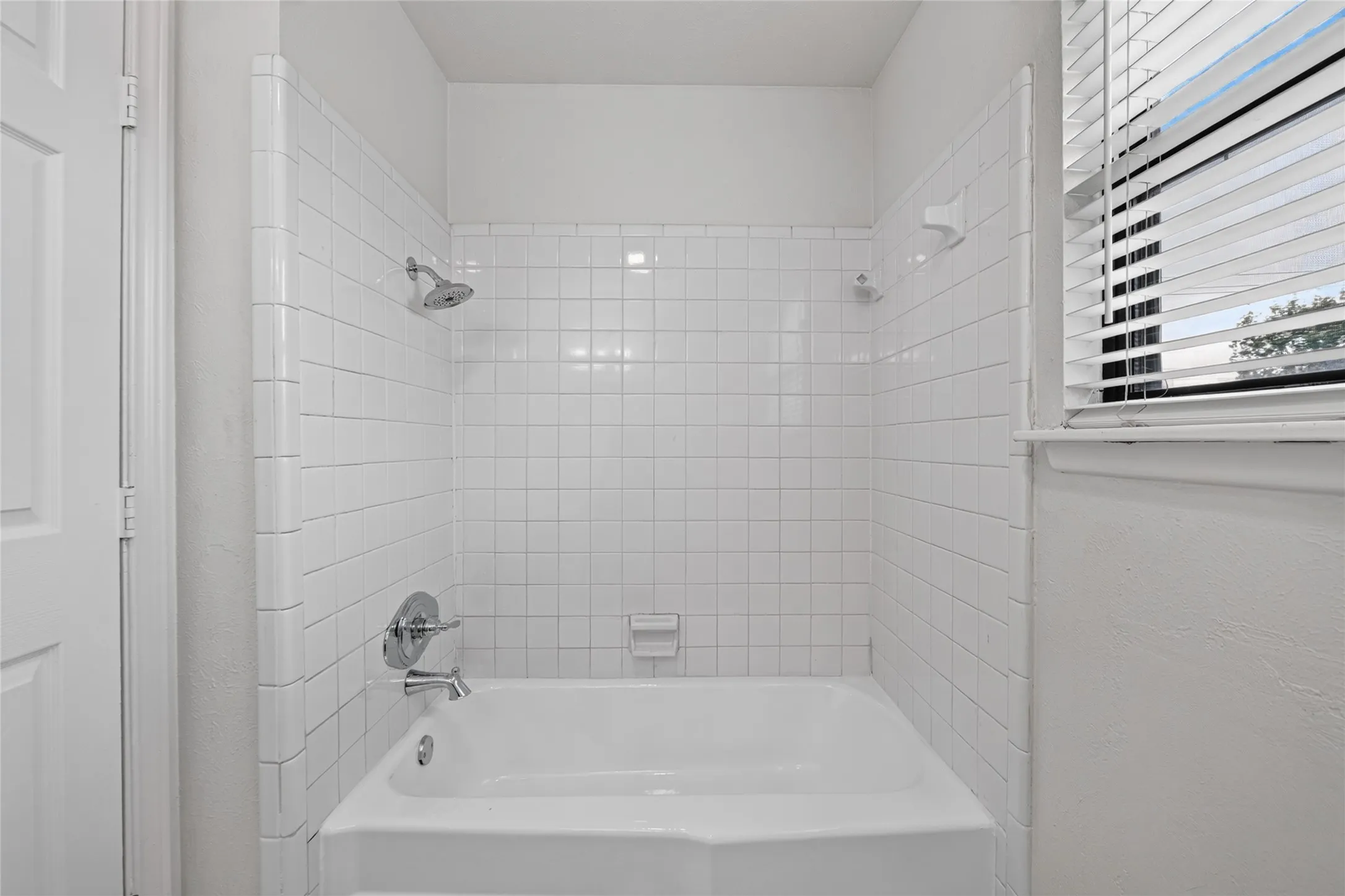 Single Family Residence For Rent in Tarrant County , 2024 Charleston Drive, Bedford, Texas 76022, 4 Bedroom, 2 Bathroom, 2 Garage spaces, 1,648 Sqft, built in 1965, mls#21403650, Real Estate Agent in Bedford, Homes For Rent in Tarrant county, Homes For Rent in Bedford, Realtor in Bedford Texas, Real Estate Brokerage Independent Realty Texas, Luminita Cordes Realtor