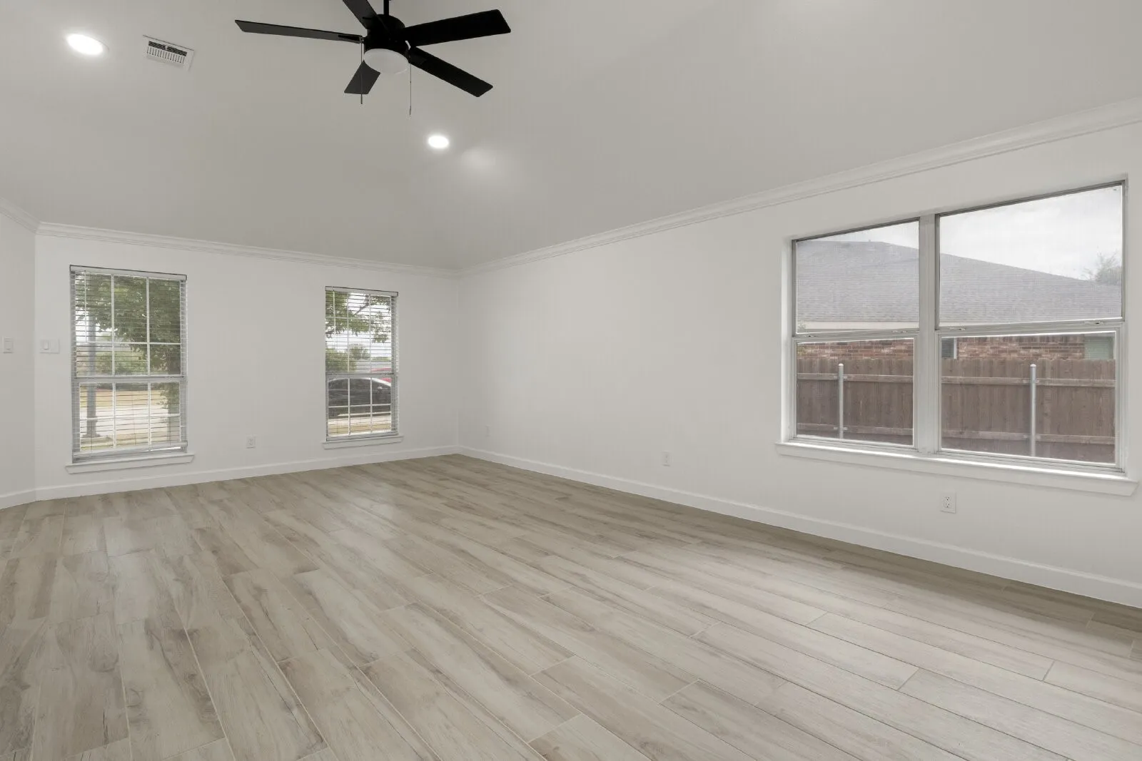 Single Family Residence For Rent in Tarrant County , 8275 Horse Whisper Lane, Fort Worth, Texas 76131, 3 Bedroom, 2 Bathroom, 2 Garage spaces, 1,949 Sqft, built in 2003, mls#21403656, Real Estate Agent in Fort Worth, Homes For Rent in Tarrant county, Homes For Rent in Fort Worth, Realtor in Fort Worth Texas, Real Estate Brokerage Independent Realty Texas, Luminita Cordes Realtor