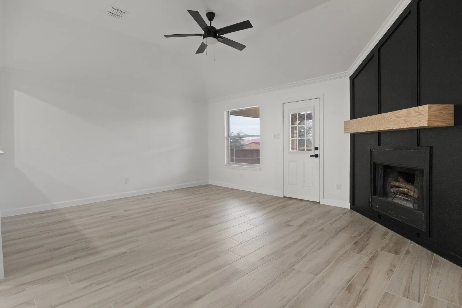 Single Family Residence For Rent in Tarrant County , 8275 Horse Whisper Lane, Fort Worth, Texas 76131, 3 Bedroom, 2 Bathroom, 2 Garage spaces, 1,949 Sqft, built in 2003, mls#21403656, Real Estate Agent in Fort Worth, Homes For Rent in Tarrant county, Homes For Rent in Fort Worth, Realtor in Fort Worth Texas, Real Estate Brokerage Independent Realty Texas, Luminita Cordes Realtor