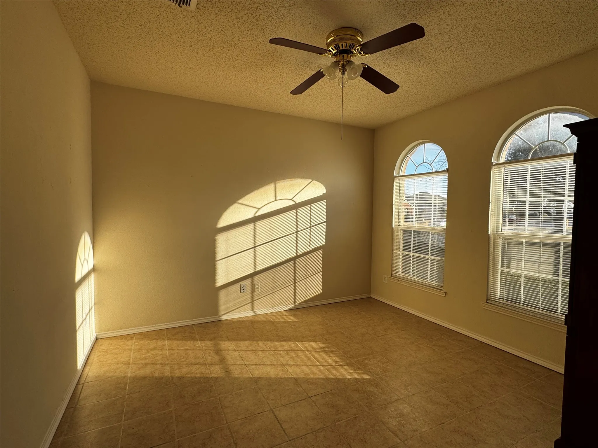 Single Family Residence For Rent in Dallas County , 829 John Peter Way, Mesquite, Texas 75149, 5 Bedroom, 3 Bathroom, 2 Garage spaces, 2,371 Sqft, built in 1999, mls#21403664, Real Estate Agent in Mesquite, Homes For Rent in Dallas county, Homes For Rent in Mesquite, Realtor in Mesquite Texas, Real Estate Brokerage Independent Realty Texas, Luminita Cordes Realtor