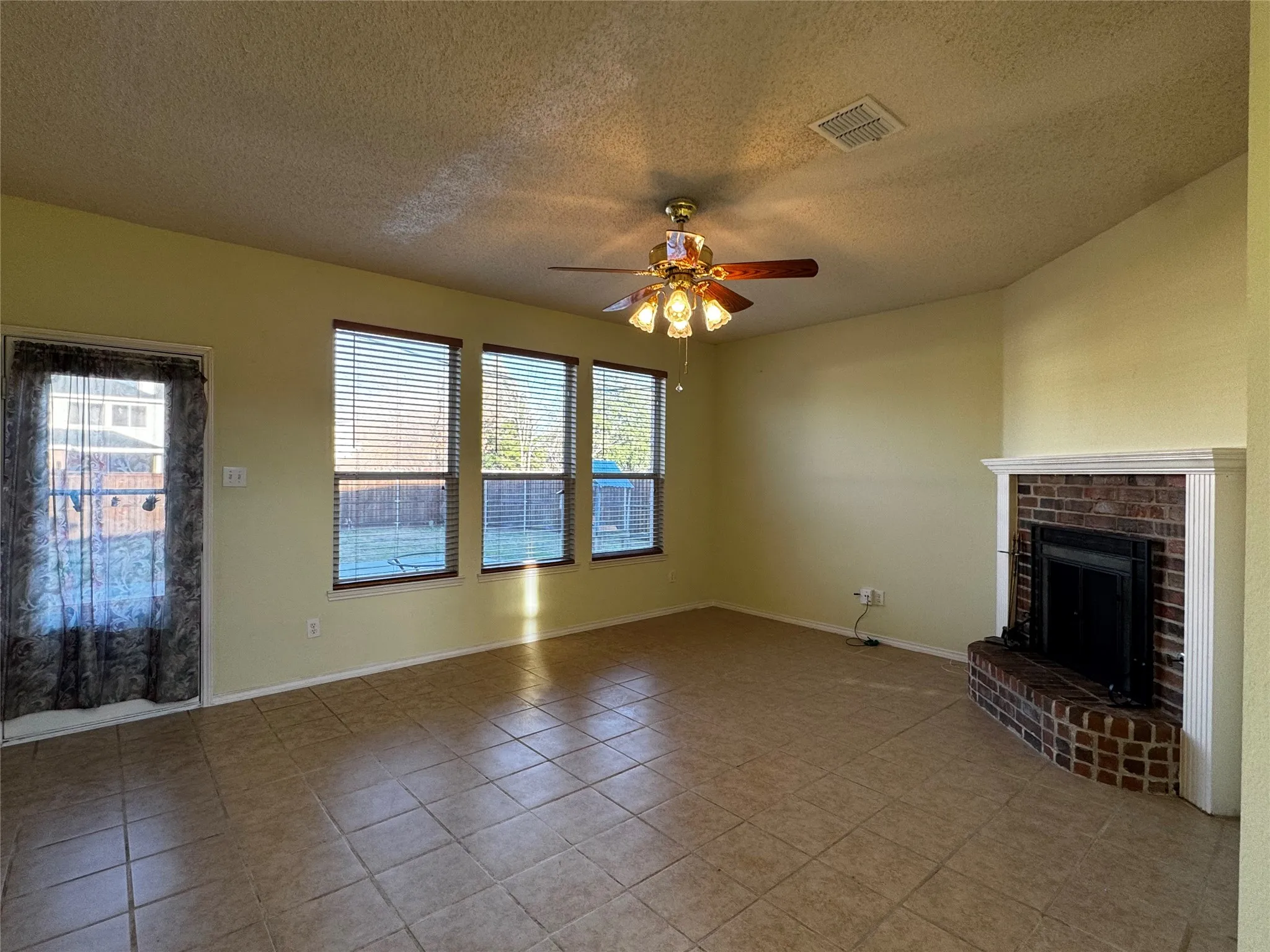 Single Family Residence For Rent in Dallas County , 829 John Peter Way, Mesquite, Texas 75149, 5 Bedroom, 3 Bathroom, 2 Garage spaces, 2,371 Sqft, built in 1999, mls#21403664, Real Estate Agent in Mesquite, Homes For Rent in Dallas county, Homes For Rent in Mesquite, Realtor in Mesquite Texas, Real Estate Brokerage Independent Realty Texas, Luminita Cordes Realtor