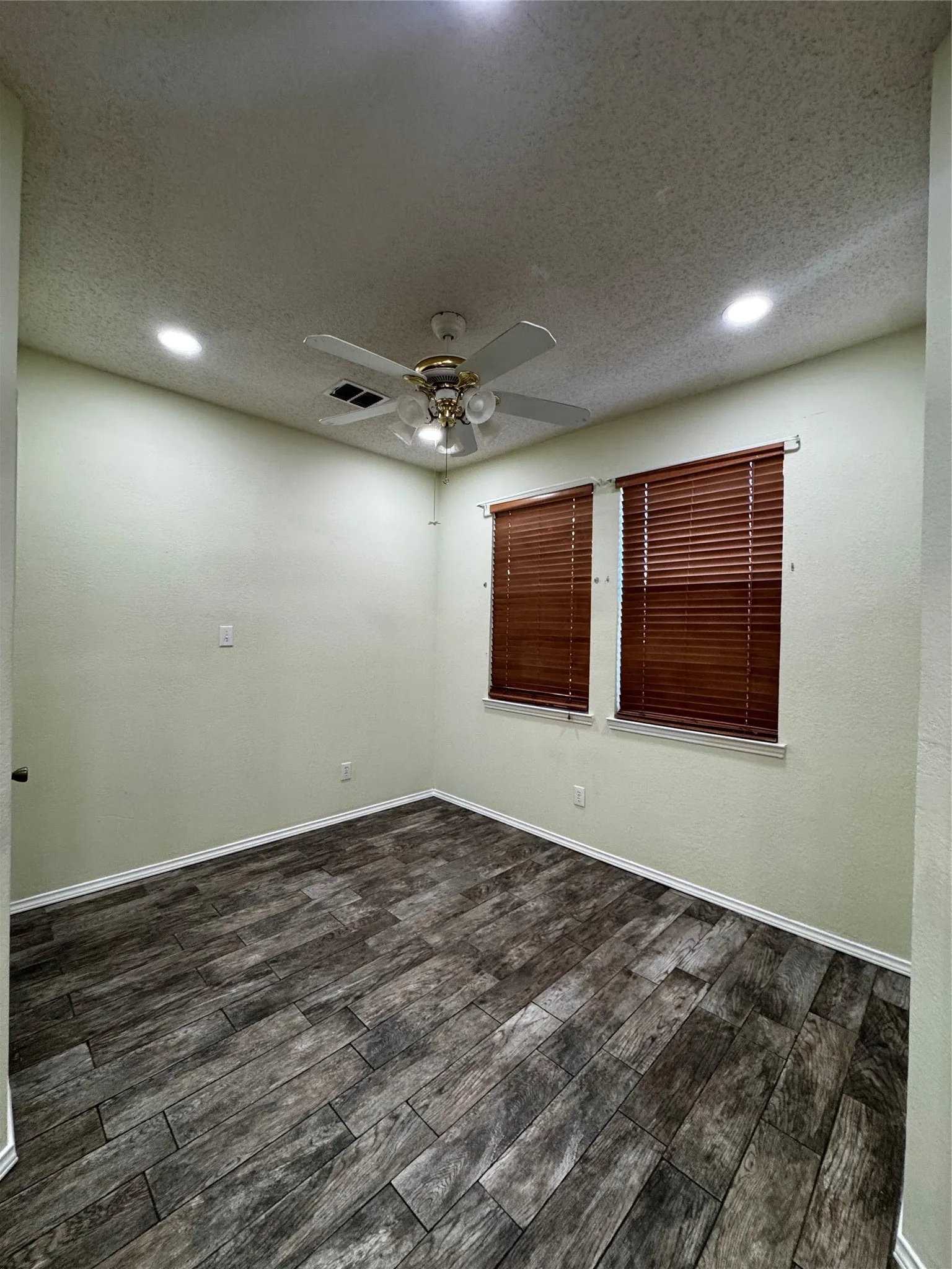 Single Family Residence For Rent in Dallas County , 829 John Peter Way, Mesquite, Texas 75149, 5 Bedroom, 3 Bathroom, 2 Garage spaces, 2,371 Sqft, built in 1999, mls#21403664, Real Estate Agent in Mesquite, Homes For Rent in Dallas county, Homes For Rent in Mesquite, Realtor in Mesquite Texas, Real Estate Brokerage Independent Realty Texas, Luminita Cordes Realtor