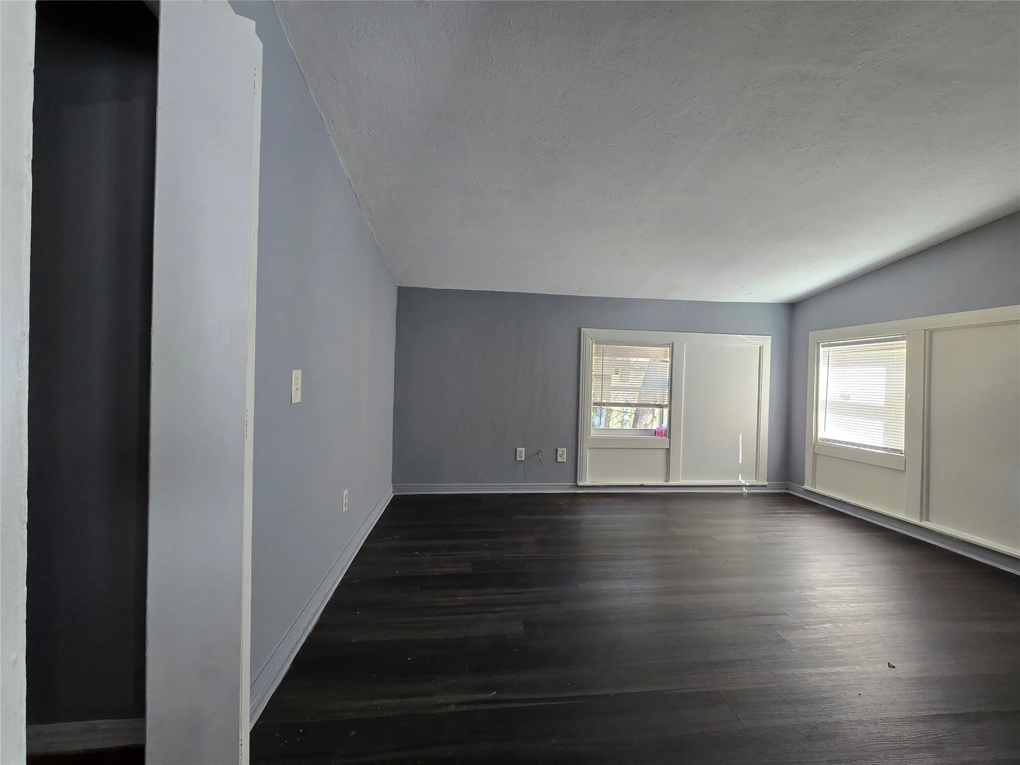 Duplex For Rent in Dallas County , 1730 Seevers Avenue 2, Dallas, Texas 75216, 3 Bedroom, 1 Bathroom, Garage spaces, 1,877 Sqft, built in 1946, mls#21403668, Real Estate Agent in Dallas, Homes For Rent in Dallas county, Homes For Rent in Dallas, Realtor in Dallas Texas, Real Estate Brokerage Independent Realty Texas, Luminita Cordes Realtor