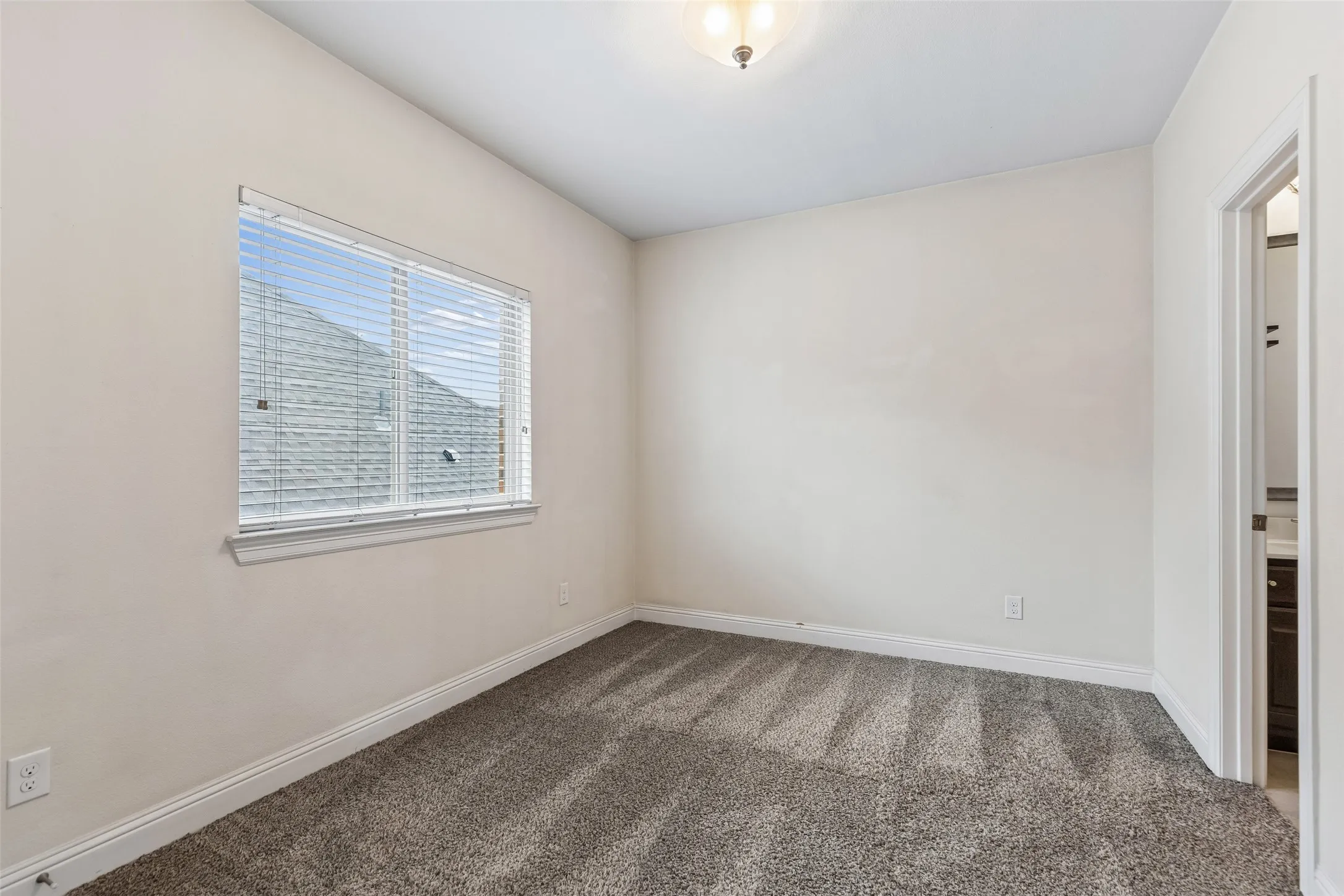 Single Family Residence For Sale in Denton County , 2707 Point Vista Drive, Lewisville, Texas 75067, 5 Bedroom, 4 Bathroom, 3 Garage spaces, 3,181 Sqft, built in 2015, mls#21400986, Real Estate Agent in Lewisville, Homes For Sale in Denton county, Homes For Sale in Lewisville, Realtor in Lewisville Texas, Real Estate Brokerage Independent Realty Texas, Luminita Cordes Realtor