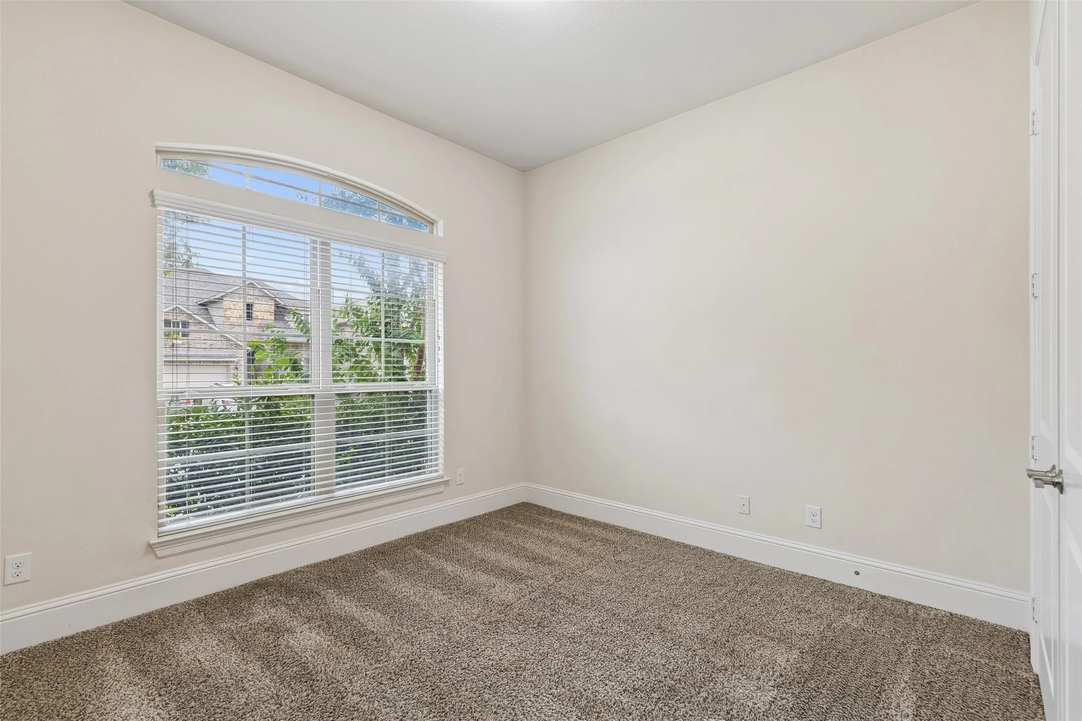 Single Family Residence For Sale in Denton County , 2707 Point Vista Drive, Lewisville, Texas 75067, 5 Bedroom, 4 Bathroom, 3 Garage spaces, 3,181 Sqft, built in 2015, mls#21400986, Real Estate Agent in Lewisville, Homes For Sale in Denton county, Homes For Sale in Lewisville, Realtor in Lewisville Texas, Real Estate Brokerage Independent Realty Texas, Luminita Cordes Realtor