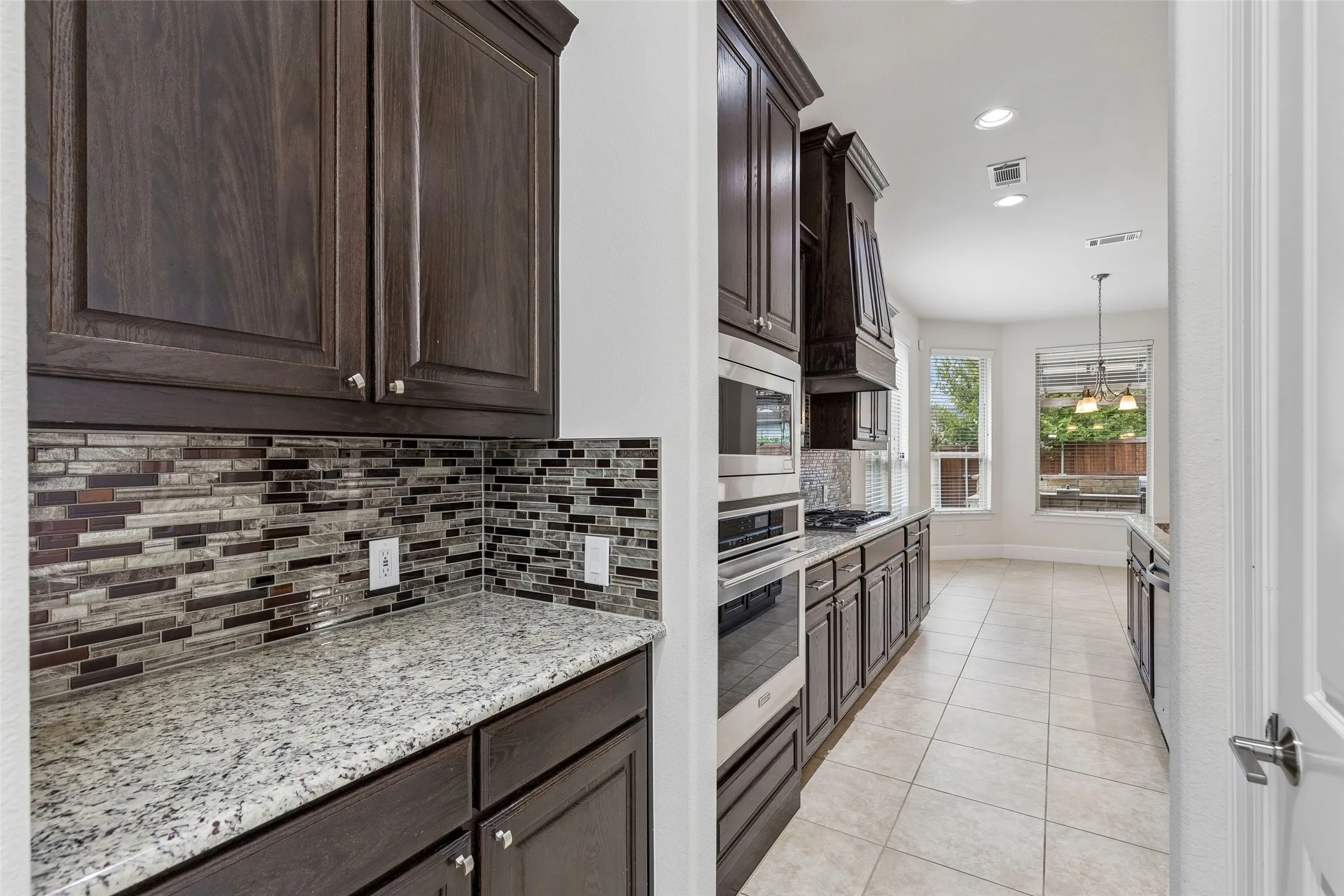 Single Family Residence For Sale in Denton County , 2707 Point Vista Drive, Lewisville, Texas 75067, 5 Bedroom, 4 Bathroom, 3 Garage spaces, 3,181 Sqft, built in 2015, mls#21400986, Real Estate Agent in Lewisville, Homes For Sale in Denton county, Homes For Sale in Lewisville, Realtor in Lewisville Texas, Real Estate Brokerage Independent Realty Texas, Luminita Cordes Realtor