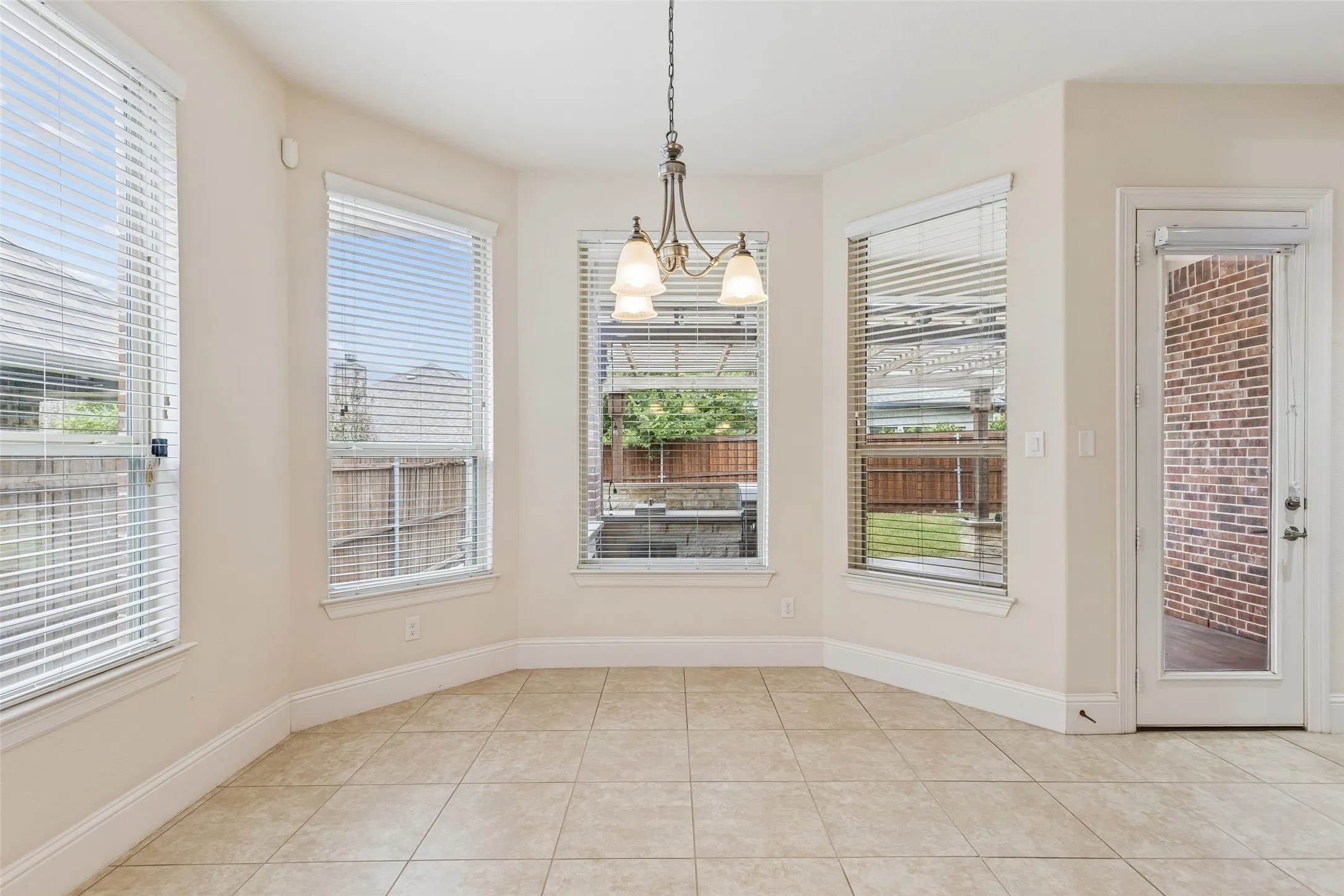 Single Family Residence For Sale in Denton County , 2707 Point Vista Drive, Lewisville, Texas 75067, 5 Bedroom, 4 Bathroom, 3 Garage spaces, 3,181 Sqft, built in 2015, mls#21400986, Real Estate Agent in Lewisville, Homes For Sale in Denton county, Homes For Sale in Lewisville, Realtor in Lewisville Texas, Real Estate Brokerage Independent Realty Texas, Luminita Cordes Realtor