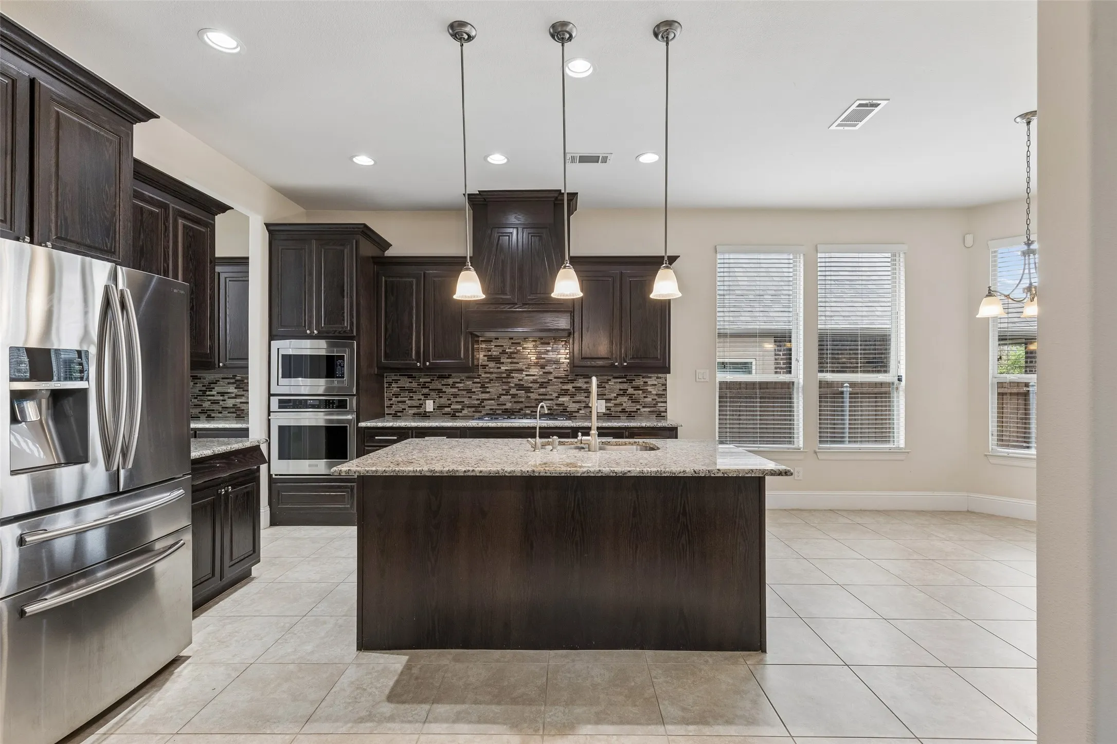 Single Family Residence For Sale in Denton County , 2707 Point Vista Drive, Lewisville, Texas 75067, 5 Bedroom, 4 Bathroom, 3 Garage spaces, 3,181 Sqft, built in 2015, mls#21400986, Real Estate Agent in Lewisville, Homes For Sale in Denton county, Homes For Sale in Lewisville, Realtor in Lewisville Texas, Real Estate Brokerage Independent Realty Texas, Luminita Cordes Realtor