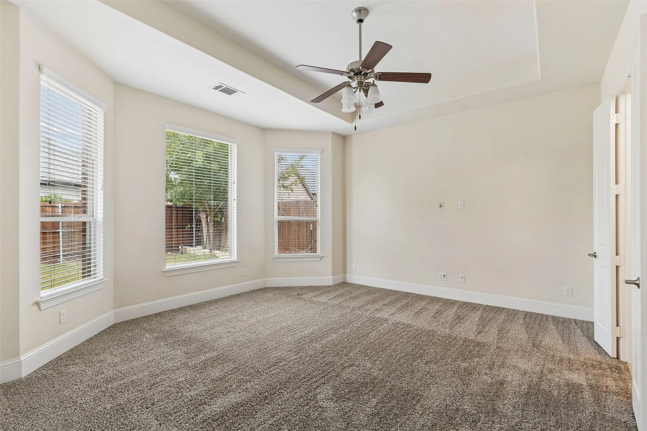 Single Family Residence For Sale in Denton County , 2707 Point Vista Drive, Lewisville, Texas 75067, 5 Bedroom, 4 Bathroom, 3 Garage spaces, 3,181 Sqft, built in 2015, mls#21400986, Real Estate Agent in Lewisville, Homes For Sale in Denton county, Homes For Sale in Lewisville, Realtor in Lewisville Texas, Real Estate Brokerage Independent Realty Texas, Luminita Cordes Realtor