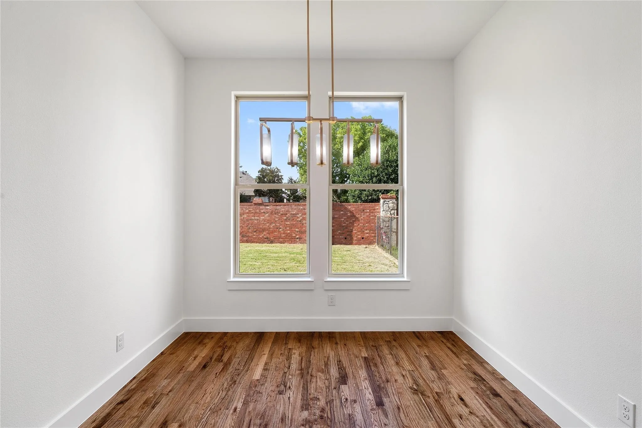 Single Family Residence For Rent in Dallas County , 907 Saint George Place, De Soto, Texas 75115, 4 Bedroom, 3 Bathroom, 2 Garage spaces, 2,600 Sqft, built in 2022, mls#21403636, Real Estate Agent in De Soto, Homes For Rent in Dallas county, Homes For Rent in De Soto, Realtor in De Soto Texas, Real Estate Brokerage Independent Realty Texas, Luminita Cordes Realtor