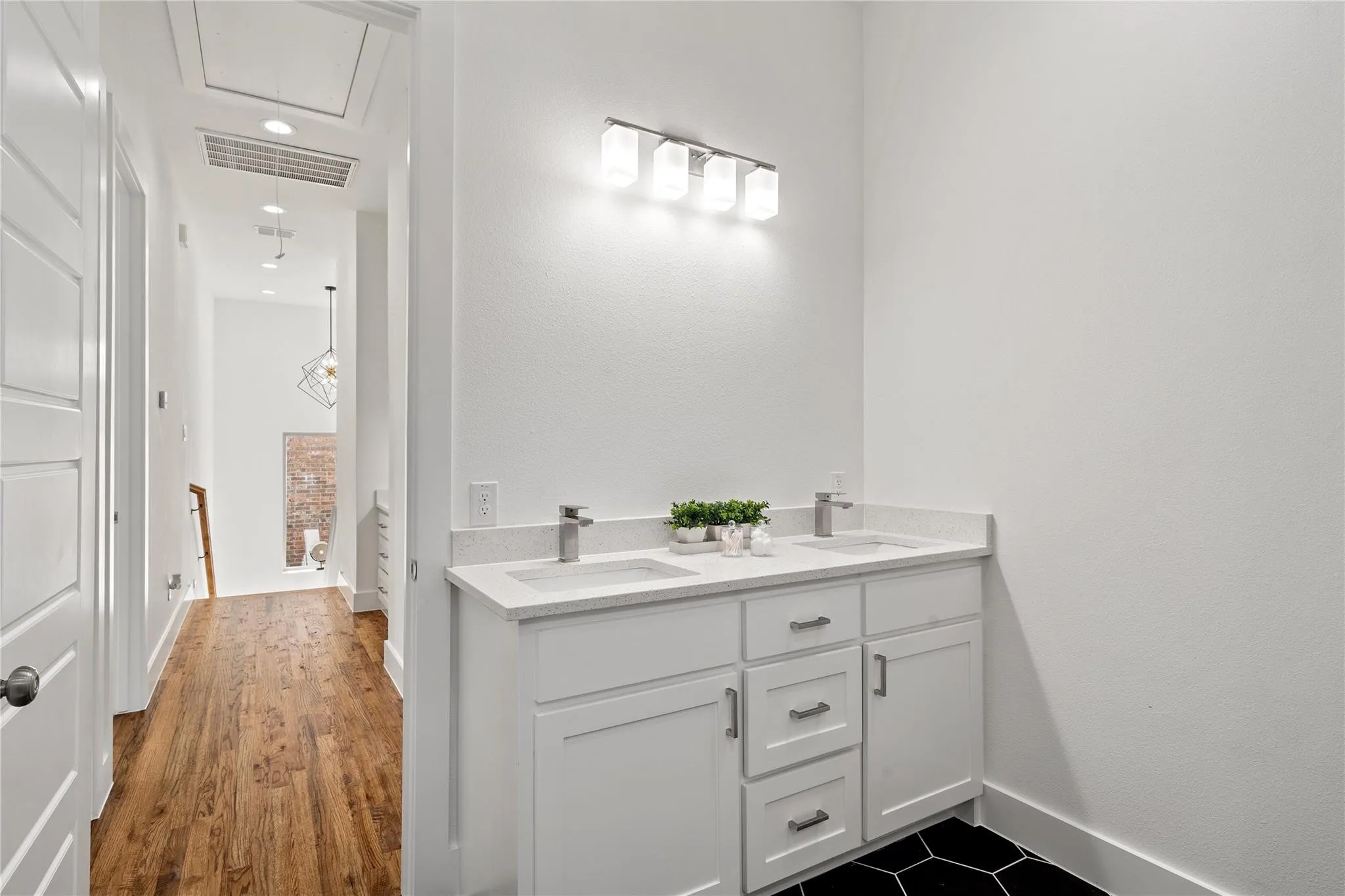 Single Family Residence For Rent in Dallas County , 907 Saint George Place, De Soto, Texas 75115, 4 Bedroom, 3 Bathroom, 2 Garage spaces, 2,600 Sqft, built in 2022, mls#21403636, Real Estate Agent in De Soto, Homes For Rent in Dallas county, Homes For Rent in De Soto, Realtor in De Soto Texas, Real Estate Brokerage Independent Realty Texas, Luminita Cordes Realtor