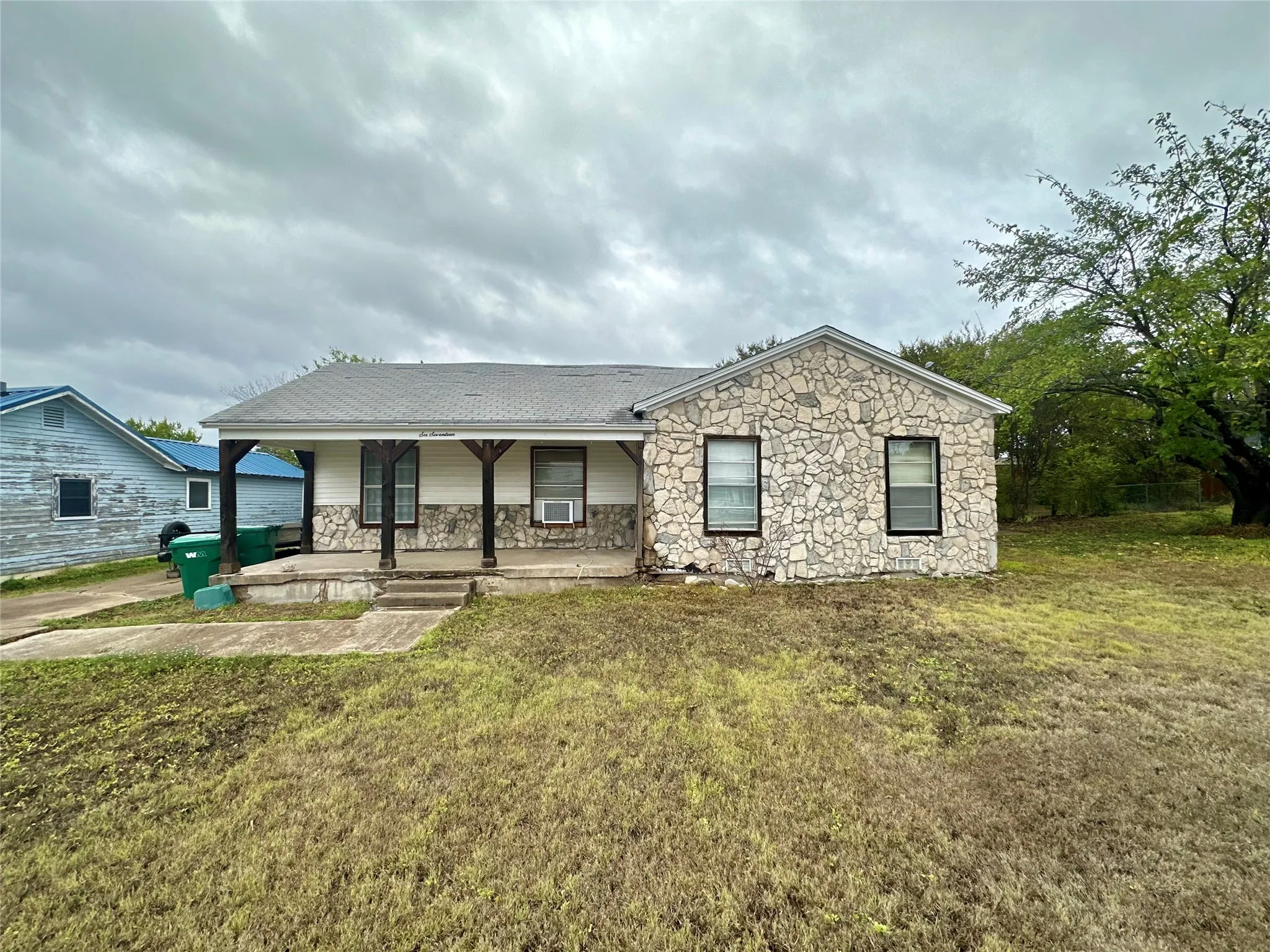 Single Family Residence For Sale in Ellis County , 617 E 5th Street, Ferris, Texas 75125, 3 Bedroom, 1 Bathroom, Garage spaces, 1,232 Sqft, built in 1961, mls#21403621, Real Estate Agent in Ferris, Homes For Sale in Ellis county, Homes For Sale in Ferris, Realtor in Ferris Texas, Real Estate Brokerage Independent Realty Texas, Luminita Cordes Realtor