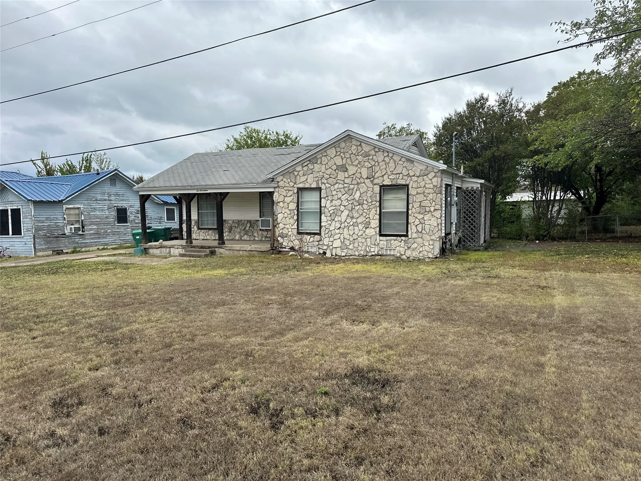 Single Family Residence For Sale in Ellis County , 617 E 5th Street, Ferris, Texas 75125, 3 Bedroom, 1 Bathroom, Garage spaces, 1,232 Sqft, built in 1961, mls#21403621, Real Estate Agent in Ferris, Homes For Sale in Ellis county, Homes For Sale in Ferris, Realtor in Ferris Texas, Real Estate Brokerage Independent Realty Texas, Luminita Cordes Realtor