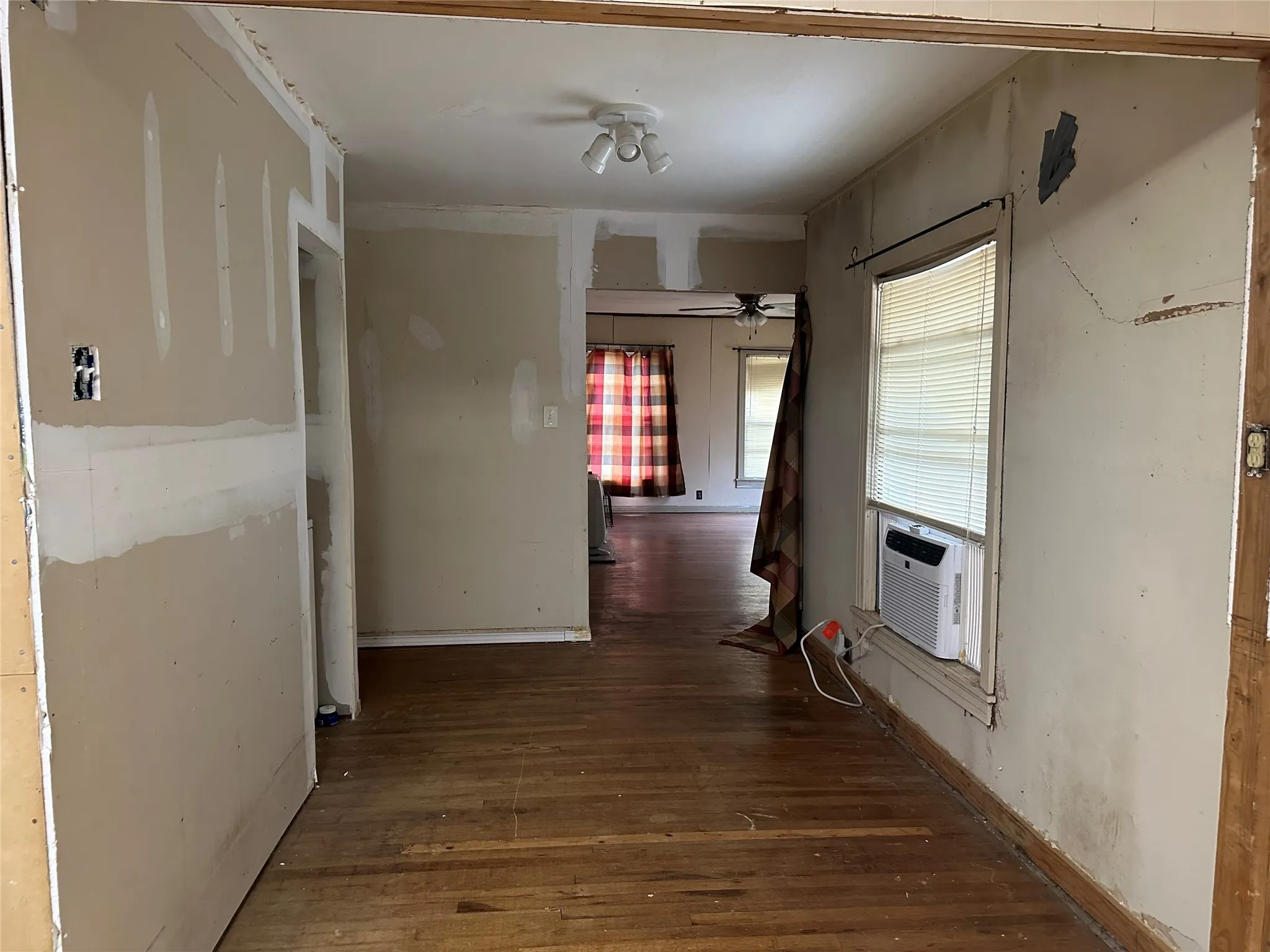 Single Family Residence For Sale in Ellis County , 617 E 5th Street, Ferris, Texas 75125, 3 Bedroom, 1 Bathroom, Garage spaces, 1,232 Sqft, built in 1961, mls#21403621, Real Estate Agent in Ferris, Homes For Sale in Ellis county, Homes For Sale in Ferris, Realtor in Ferris Texas, Real Estate Brokerage Independent Realty Texas, Luminita Cordes Realtor