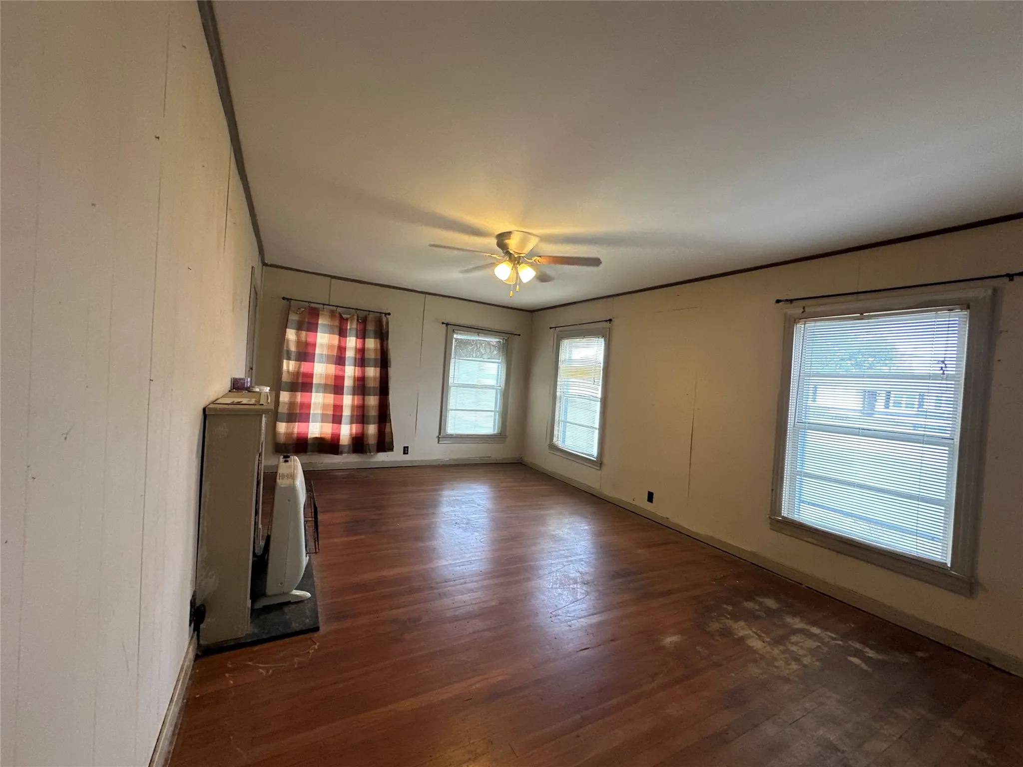 Single Family Residence For Sale in Ellis County , 617 E 5th Street, Ferris, Texas 75125, 3 Bedroom, 1 Bathroom, Garage spaces, 1,232 Sqft, built in 1961, mls#21403621, Real Estate Agent in Ferris, Homes For Sale in Ellis county, Homes For Sale in Ferris, Realtor in Ferris Texas, Real Estate Brokerage Independent Realty Texas, Luminita Cordes Realtor
