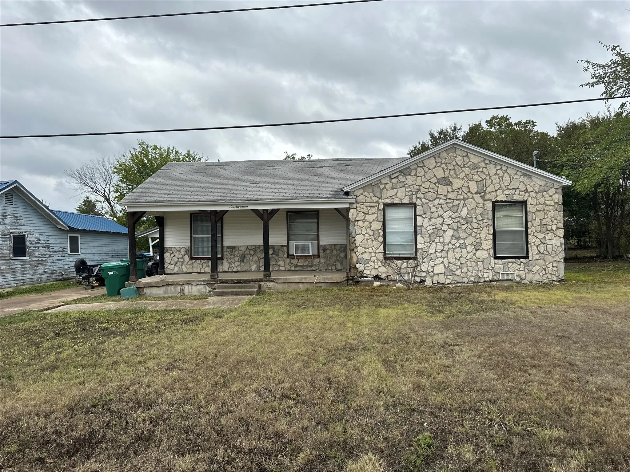 Single Family Residence For Sale in Ellis County , 617 E 5th Street, Ferris, Texas 75125, 3 Bedroom, 1 Bathroom, Garage spaces, 1,232 Sqft, built in 1961, mls#21403621, Real Estate Agent in Ferris, Homes For Sale in Ellis county, Homes For Sale in Ferris, Realtor in Ferris Texas, Real Estate Brokerage Independent Realty Texas, Luminita Cordes Realtor