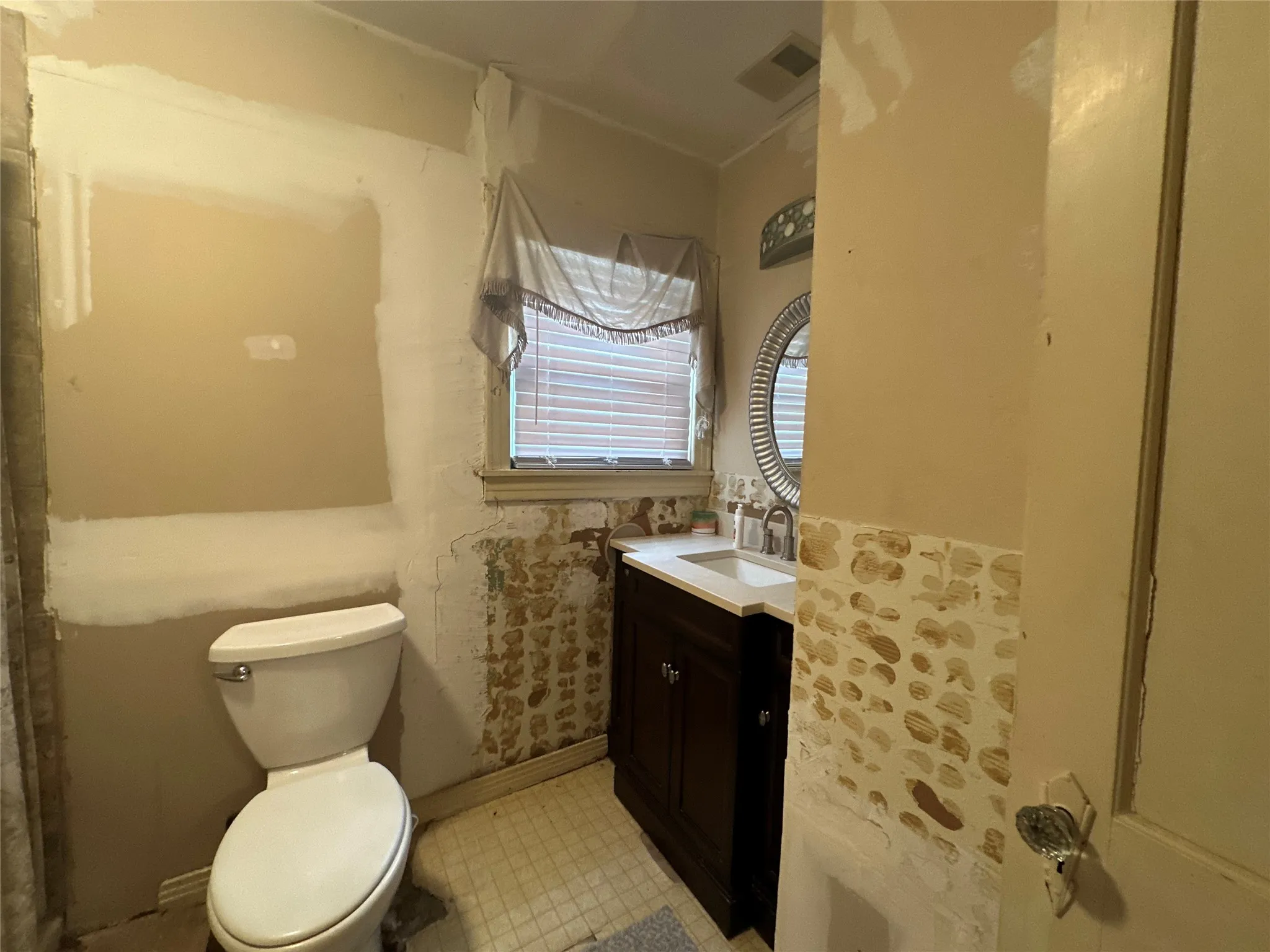 Single Family Residence For Sale in Ellis County , 617 E 5th Street, Ferris, Texas 75125, 3 Bedroom, 1 Bathroom, Garage spaces, 1,232 Sqft, built in 1961, mls#21403621, Real Estate Agent in Ferris, Homes For Sale in Ellis county, Homes For Sale in Ferris, Realtor in Ferris Texas, Real Estate Brokerage Independent Realty Texas, Luminita Cordes Realtor