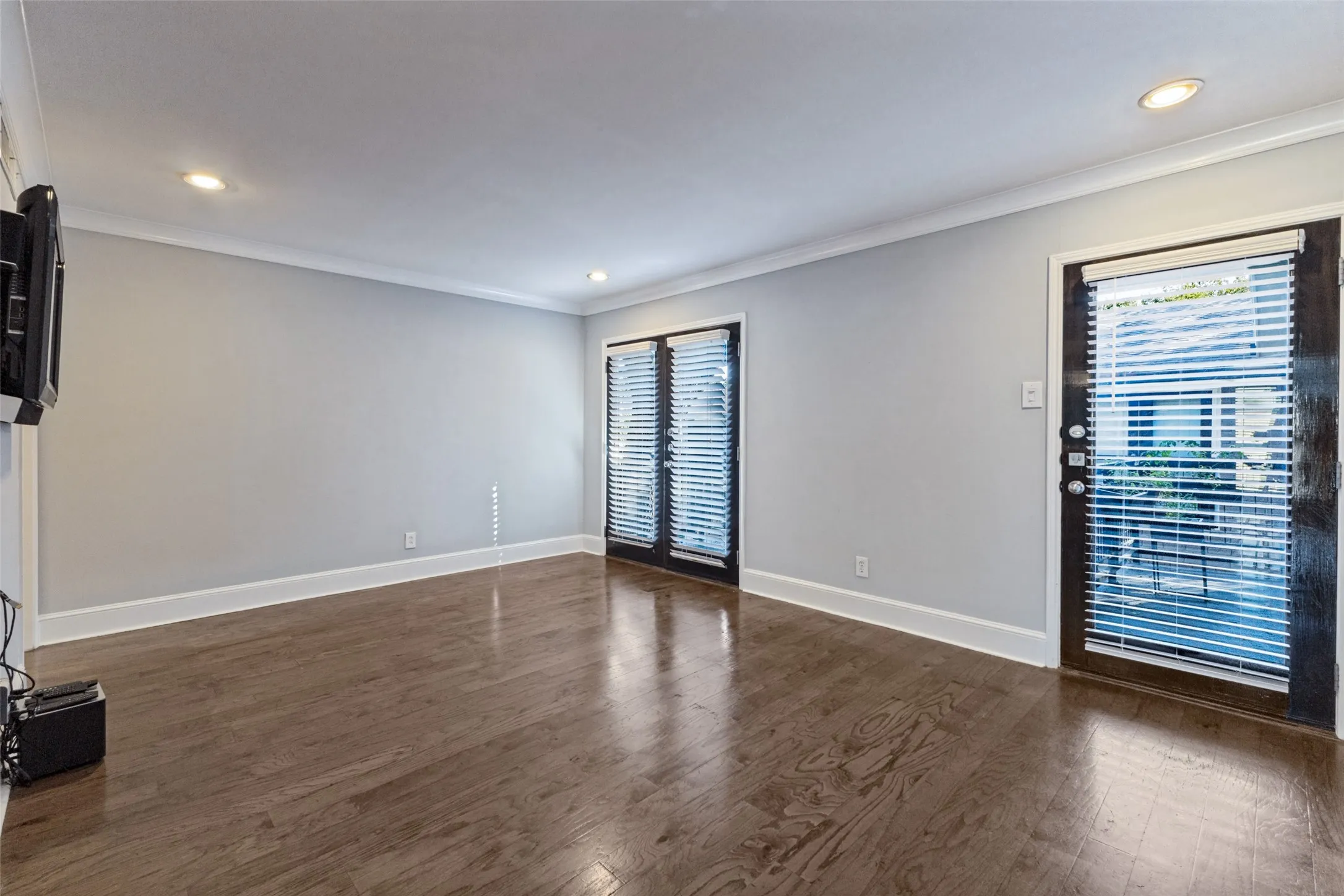 Condominium For Sale in Dallas County , 10207 Regal Oaks Drive 210, Dallas, Texas 75230, 2 Bedroom, 2 Bathroom, Garage spaces, 998 Sqft, built in 1963, mls#21381128, Real Estate Agent in Dallas, Homes For Sale in Dallas county, Homes For Sale in Dallas, Realtor in Dallas Texas, Real Estate Brokerage Independent Realty Texas, Luminita Cordes Realtor