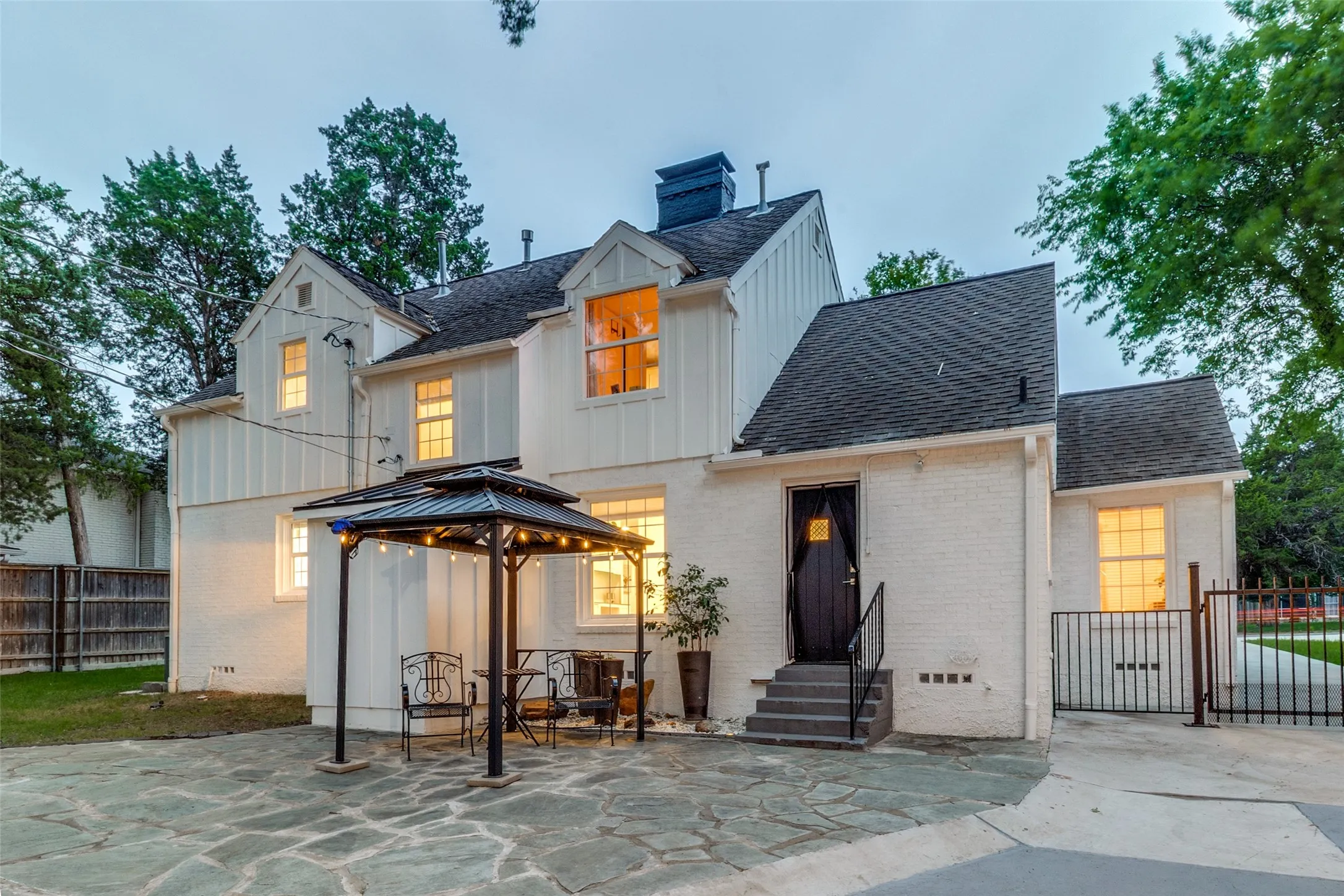 Single Family Residence For Sale in Dallas County , 6867 Gaston Avenue, Dallas, Texas 75214, 4 Bedroom, 3 Bathroom, 2 Garage spaces, 2,340 Sqft, built in 1937, mls#21403263, Real Estate Agent in Dallas, Homes For Sale in Dallas county, Homes For Sale in Dallas, Realtor in Dallas Texas, Real Estate Brokerage Independent Realty Texas, Luminita Cordes Realtor