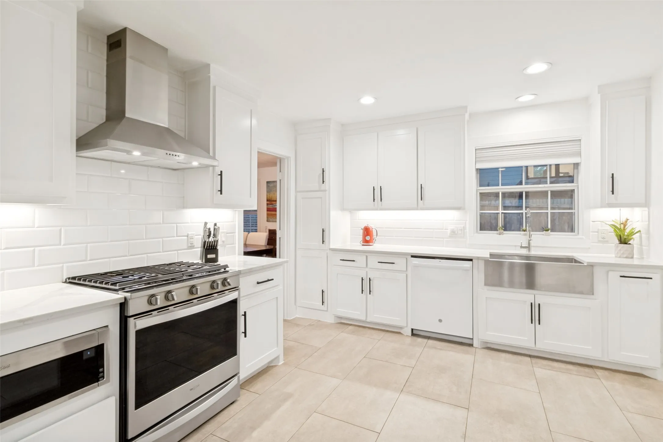 Single Family Residence For Sale in Dallas County , 6867 Gaston Avenue, Dallas, Texas 75214, 4 Bedroom, 3 Bathroom, 2 Garage spaces, 2,340 Sqft, built in 1937, mls#21403263, Real Estate Agent in Dallas, Homes For Sale in Dallas county, Homes For Sale in Dallas, Realtor in Dallas Texas, Real Estate Brokerage Independent Realty Texas, Luminita Cordes Realtor