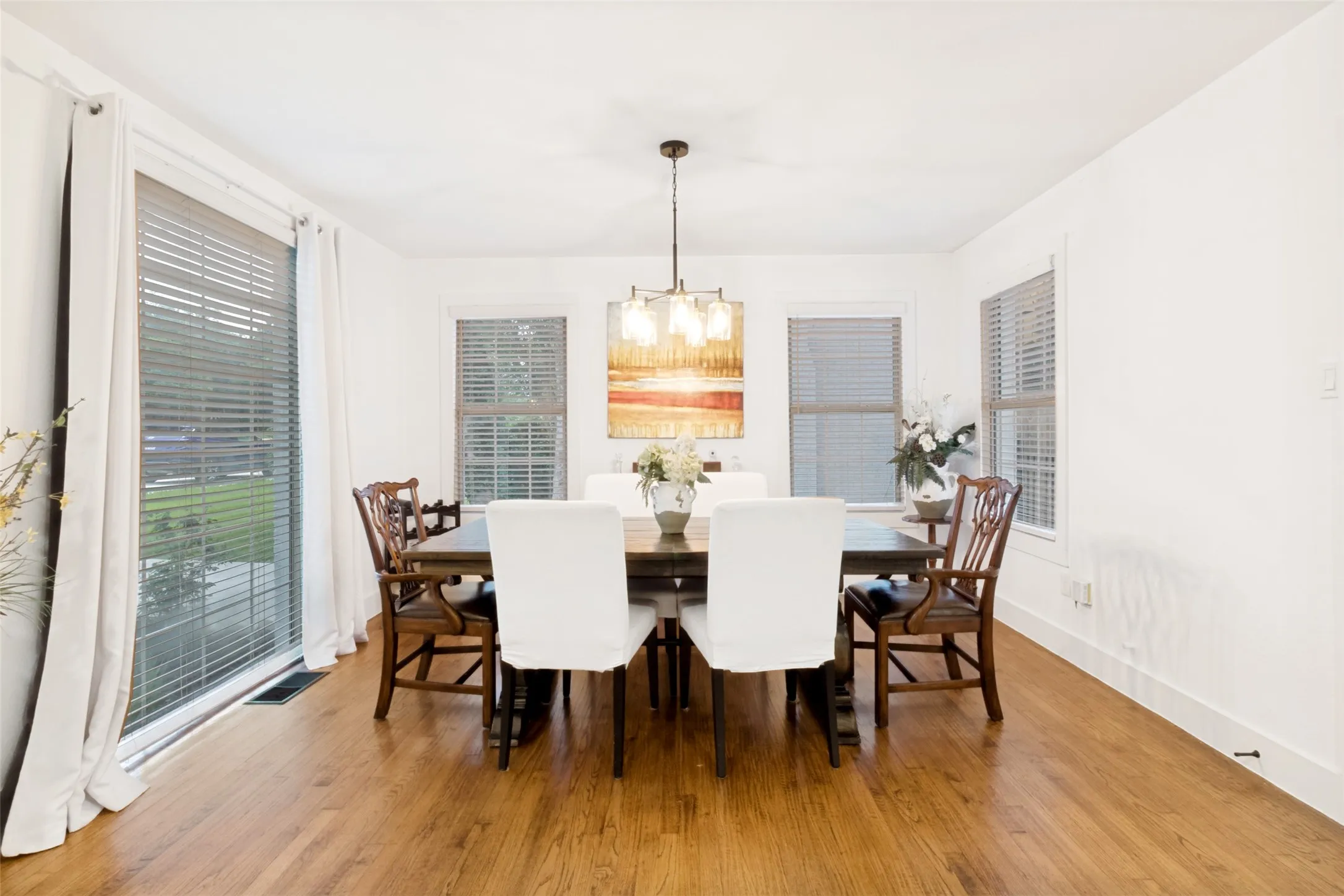 Single Family Residence For Sale in Dallas County , 6867 Gaston Avenue, Dallas, Texas 75214, 4 Bedroom, 3 Bathroom, 2 Garage spaces, 2,340 Sqft, built in 1937, mls#21403263, Real Estate Agent in Dallas, Homes For Sale in Dallas county, Homes For Sale in Dallas, Realtor in Dallas Texas, Real Estate Brokerage Independent Realty Texas, Luminita Cordes Realtor