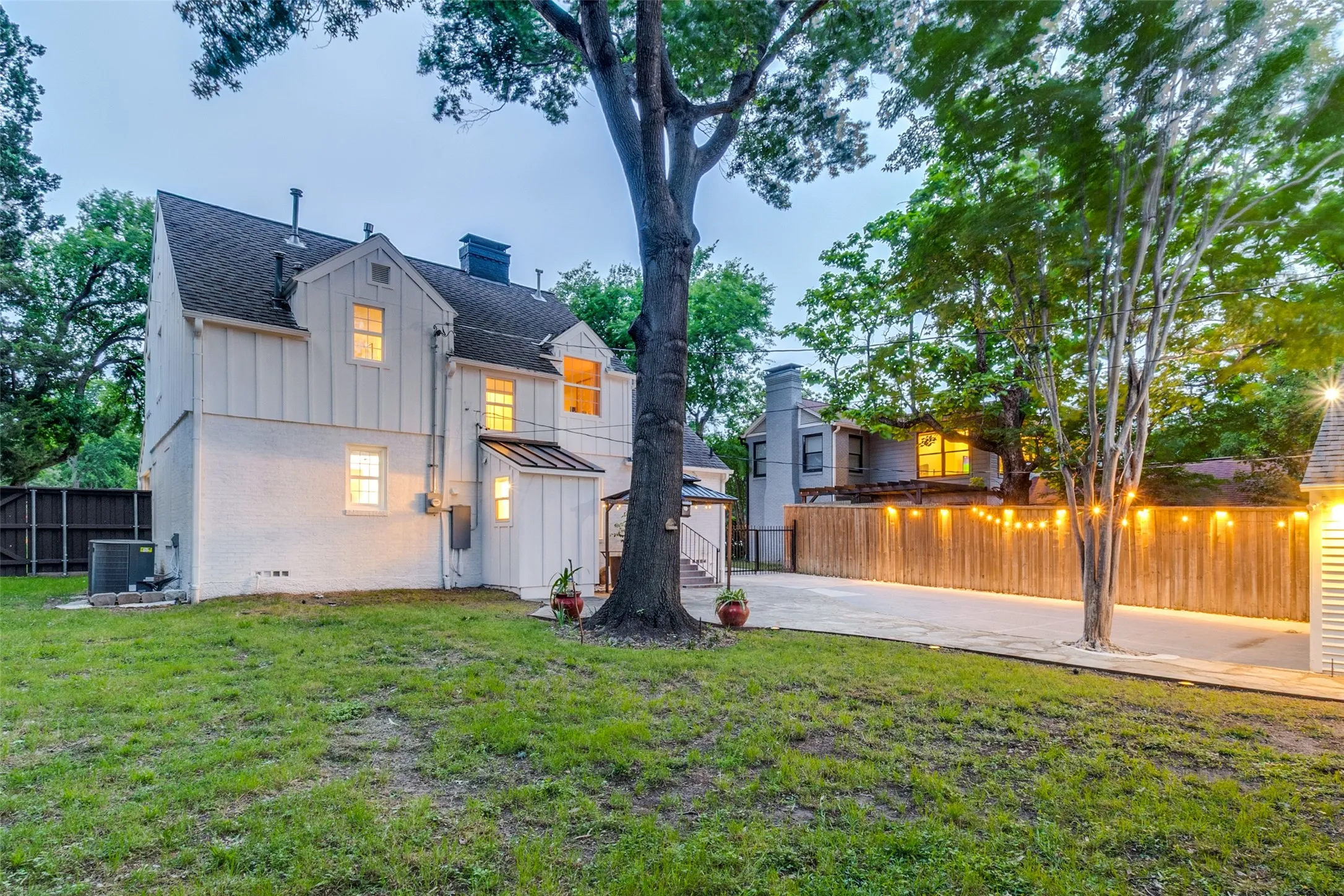 Single Family Residence For Sale in Dallas County , 6867 Gaston Avenue, Dallas, Texas 75214, 4 Bedroom, 3 Bathroom, 2 Garage spaces, 2,340 Sqft, built in 1937, mls#21403263, Real Estate Agent in Dallas, Homes For Sale in Dallas county, Homes For Sale in Dallas, Realtor in Dallas Texas, Real Estate Brokerage Independent Realty Texas, Luminita Cordes Realtor