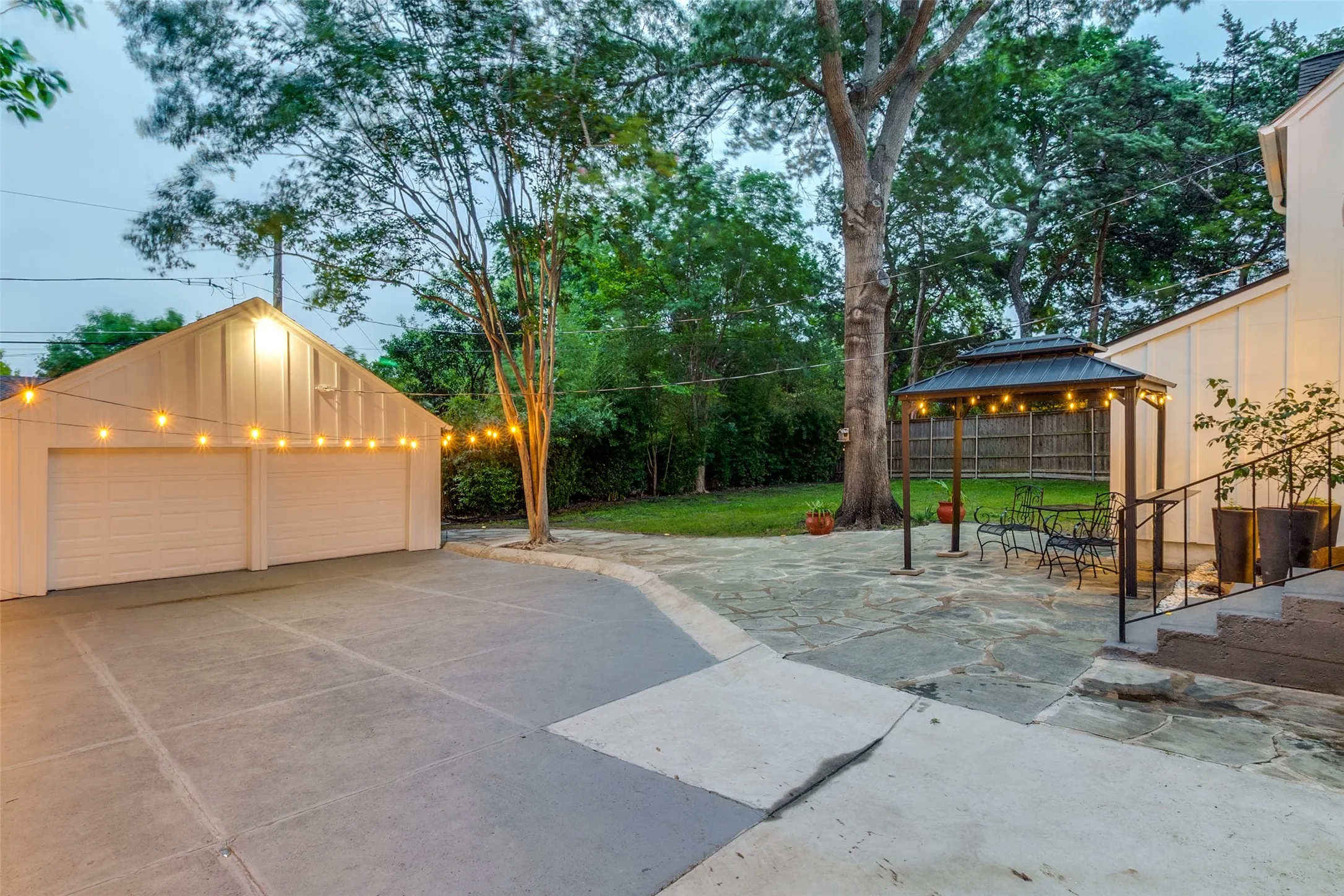 Single Family Residence For Sale in Dallas County , 6867 Gaston Avenue, Dallas, Texas 75214, 4 Bedroom, 3 Bathroom, 2 Garage spaces, 2,340 Sqft, built in 1937, mls#21403263, Real Estate Agent in Dallas, Homes For Sale in Dallas county, Homes For Sale in Dallas, Realtor in Dallas Texas, Real Estate Brokerage Independent Realty Texas, Luminita Cordes Realtor