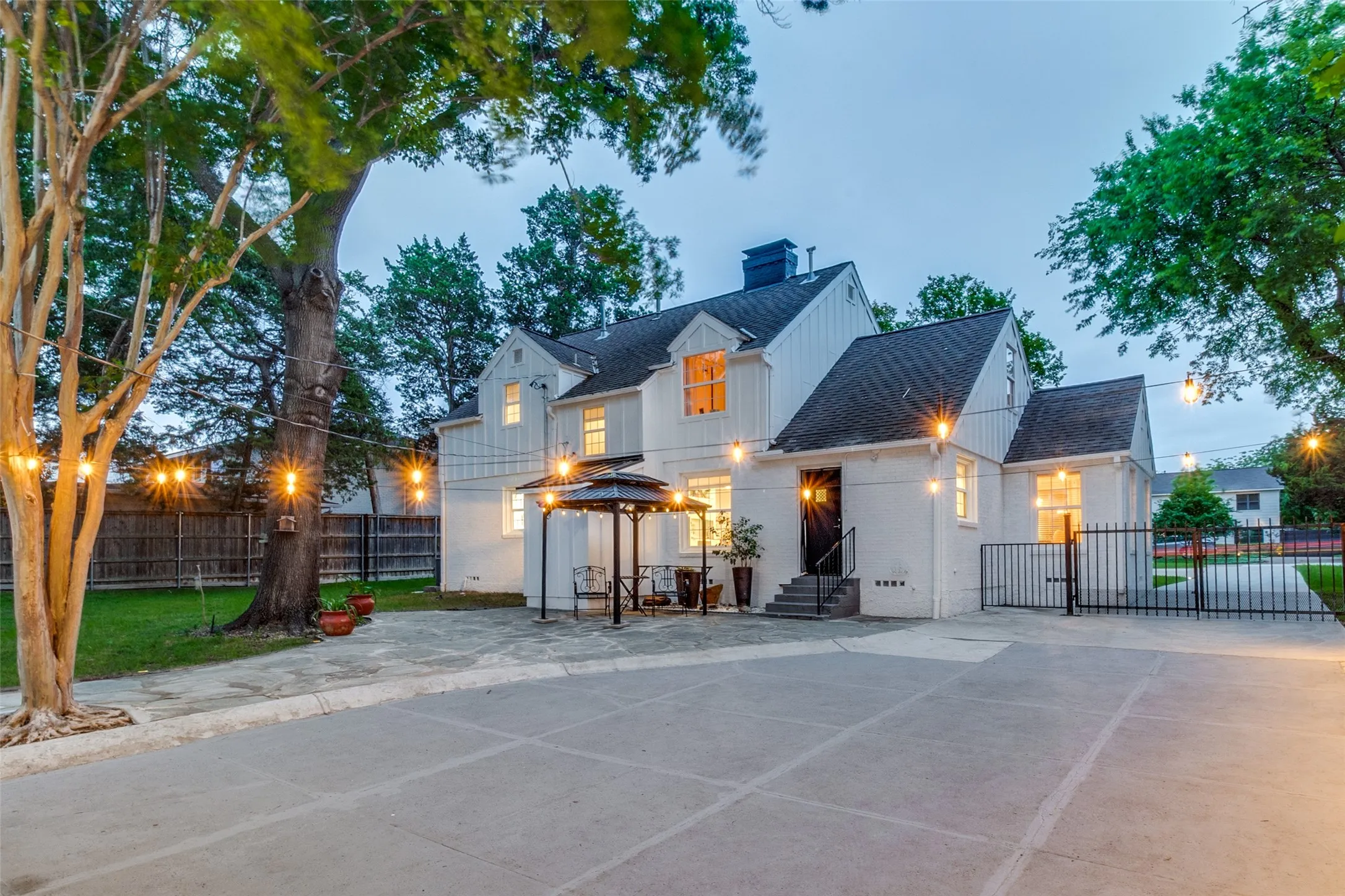 Single Family Residence For Sale in Dallas County , 6867 Gaston Avenue, Dallas, Texas 75214, 4 Bedroom, 3 Bathroom, 2 Garage spaces, 2,340 Sqft, built in 1937, mls#21403263, Real Estate Agent in Dallas, Homes For Sale in Dallas county, Homes For Sale in Dallas, Realtor in Dallas Texas, Real Estate Brokerage Independent Realty Texas, Luminita Cordes Realtor