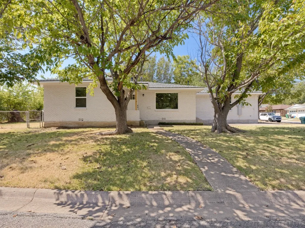 Single Family Residence For Sale in Grayson County , 400 W Anita Street, Sherman, Texas 75092, 2 Bedroom, 2 Bathroom, 2 Garage spaces, 1,323 Sqft, built in 1960, mls#21403694, Real Estate Agent in Sherman, Homes For Sale in Grayson county, Homes For Sale in Sherman, Realtor in Sherman Texas, Real Estate Brokerage Independent Realty Texas, Luminita Cordes Realtor