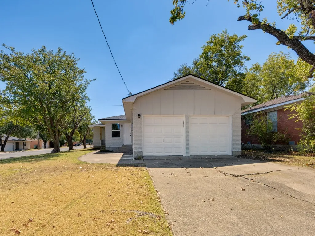 Single Family Residence For Sale in Grayson County , 400 W Anita Street, Sherman, Texas 75092, 2 Bedroom, 2 Bathroom, 2 Garage spaces, 1,323 Sqft, built in 1960, mls#21403694, Real Estate Agent in Sherman, Homes For Sale in Grayson county, Homes For Sale in Sherman, Realtor in Sherman Texas, Real Estate Brokerage Independent Realty Texas, Luminita Cordes Realtor