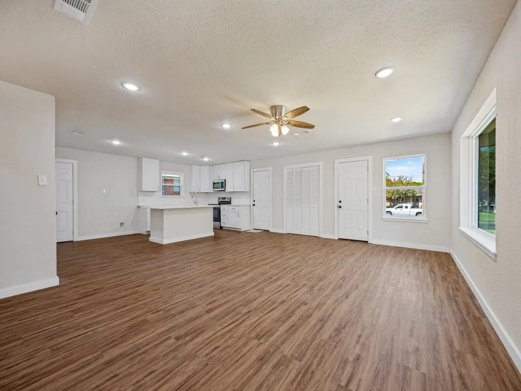 Single Family Residence For Sale in Grayson County , 400 W Anita Street, Sherman, Texas 75092, 2 Bedroom, 2 Bathroom, 2 Garage spaces, 1,323 Sqft, built in 1960, mls#21403694, Real Estate Agent in Sherman, Homes For Sale in Grayson county, Homes For Sale in Sherman, Realtor in Sherman Texas, Real Estate Brokerage Independent Realty Texas, Luminita Cordes Realtor