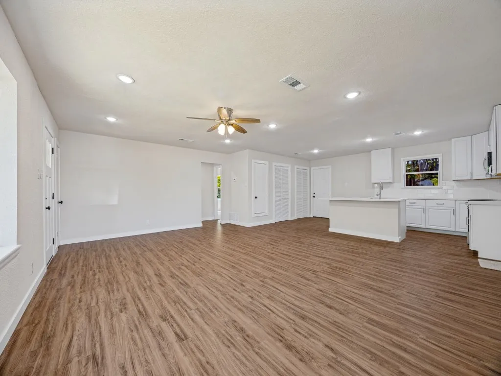 Single Family Residence For Sale in Grayson County , 400 W Anita Street, Sherman, Texas 75092, 2 Bedroom, 2 Bathroom, 2 Garage spaces, 1,323 Sqft, built in 1960, mls#21403694, Real Estate Agent in Sherman, Homes For Sale in Grayson county, Homes For Sale in Sherman, Realtor in Sherman Texas, Real Estate Brokerage Independent Realty Texas, Luminita Cordes Realtor
