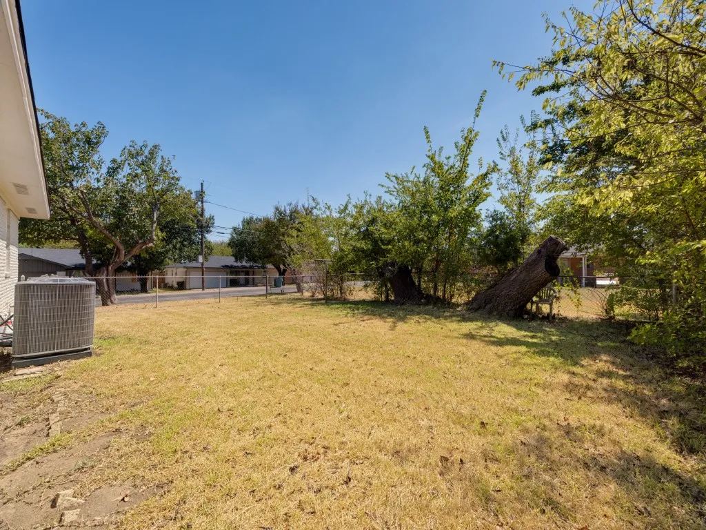 Single Family Residence For Sale in Grayson County , 400 W Anita Street, Sherman, Texas 75092, 2 Bedroom, 2 Bathroom, 2 Garage spaces, 1,323 Sqft, built in 1960, mls#21403694, Real Estate Agent in Sherman, Homes For Sale in Grayson county, Homes For Sale in Sherman, Realtor in Sherman Texas, Real Estate Brokerage Independent Realty Texas, Luminita Cordes Realtor