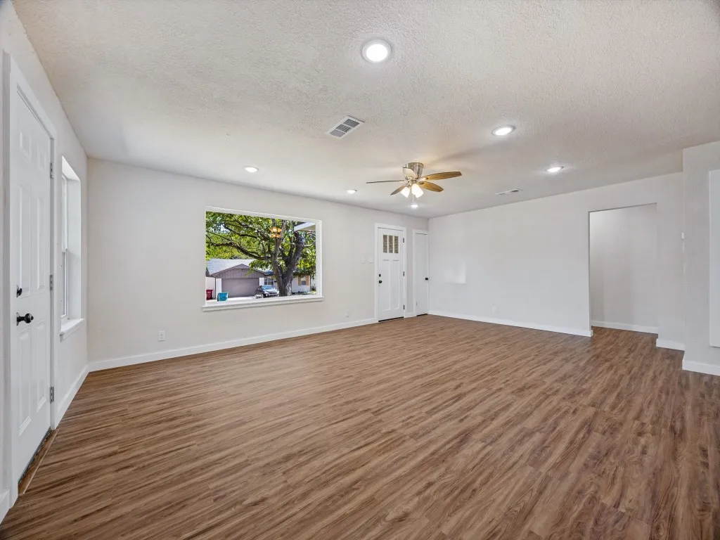 Single Family Residence For Sale in Grayson County , 400 W Anita Street, Sherman, Texas 75092, 2 Bedroom, 2 Bathroom, 2 Garage spaces, 1,323 Sqft, built in 1960, mls#21403694, Real Estate Agent in Sherman, Homes For Sale in Grayson county, Homes For Sale in Sherman, Realtor in Sherman Texas, Real Estate Brokerage Independent Realty Texas, Luminita Cordes Realtor