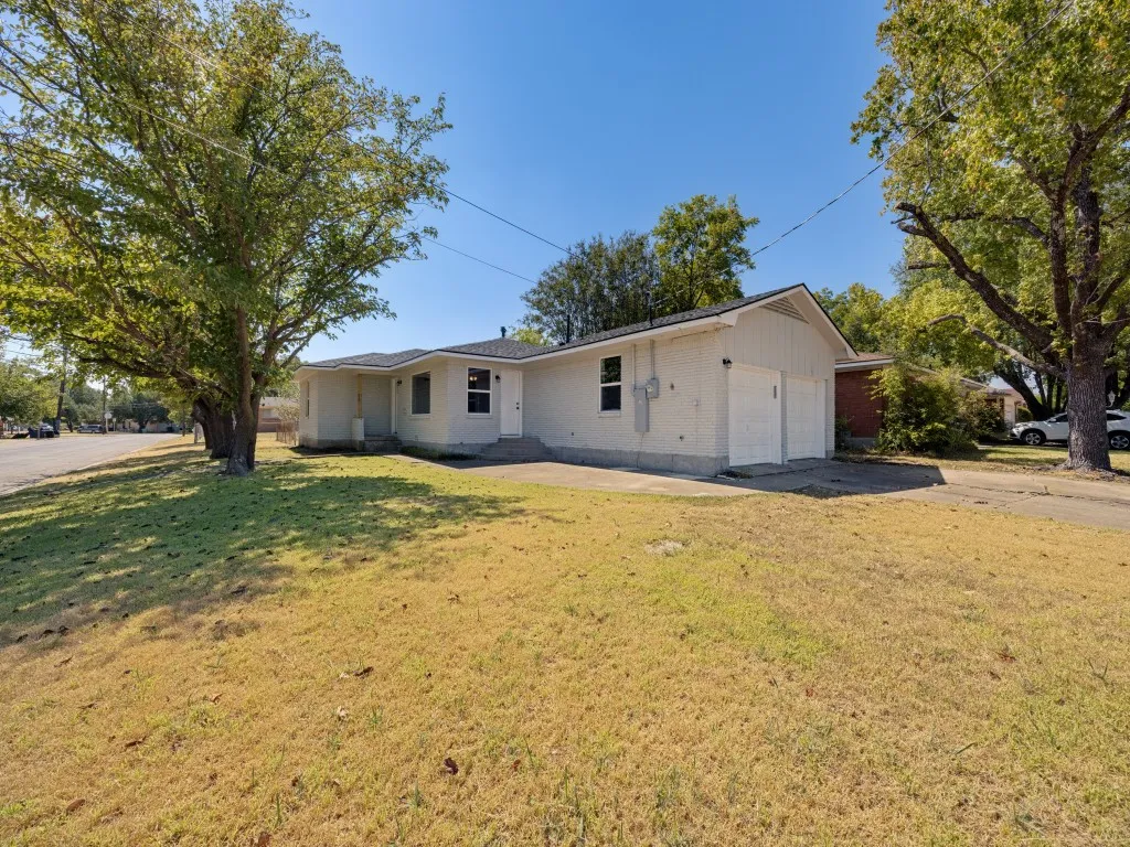 Single Family Residence For Sale in Grayson County , 400 W Anita Street, Sherman, Texas 75092, 2 Bedroom, 2 Bathroom, 2 Garage spaces, 1,323 Sqft, built in 1960, mls#21403694, Real Estate Agent in Sherman, Homes For Sale in Grayson county, Homes For Sale in Sherman, Realtor in Sherman Texas, Real Estate Brokerage Independent Realty Texas, Luminita Cordes Realtor