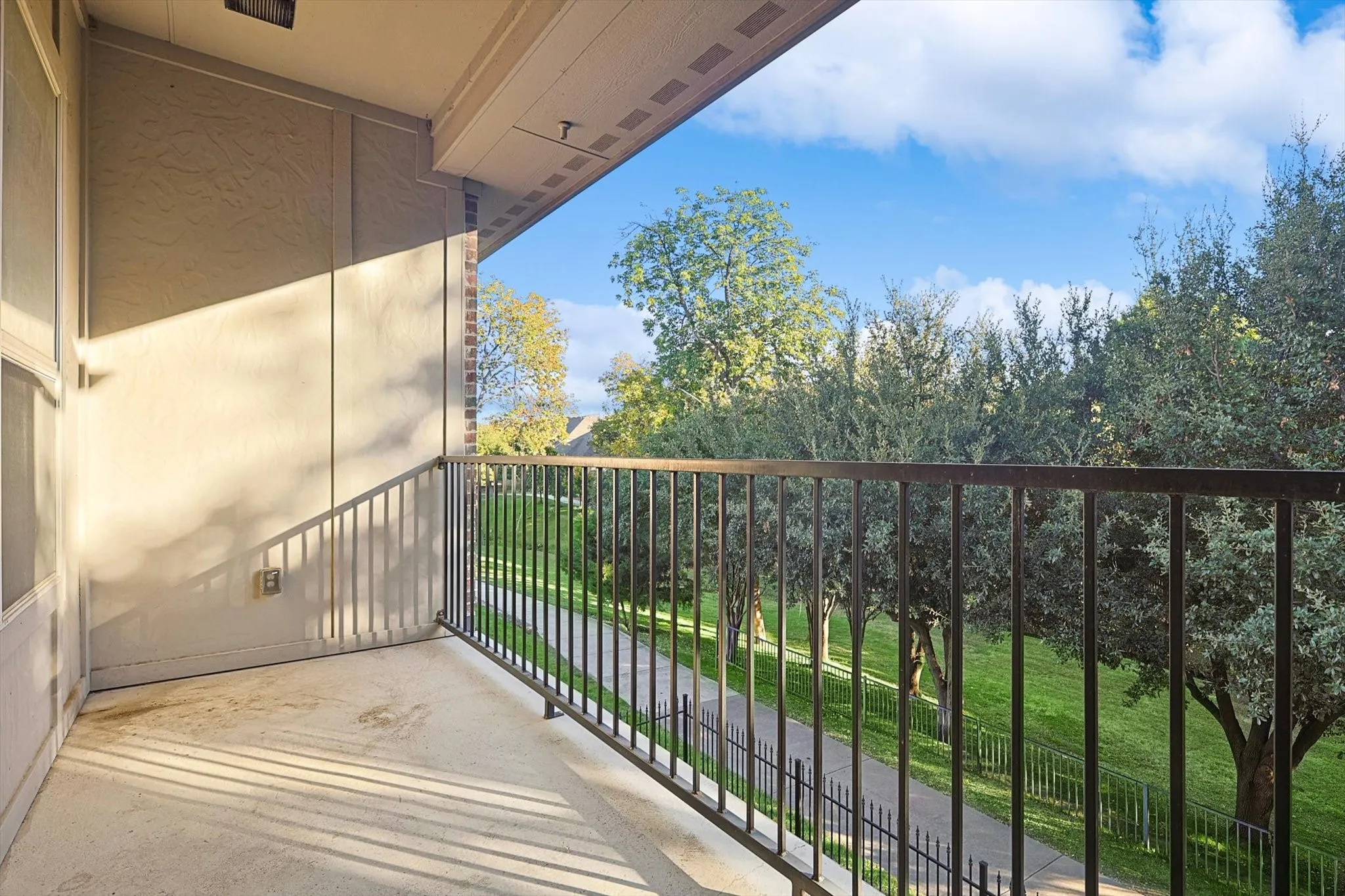 Townhouse For Sale in Denton County , 2812 Cedar Elm Drive, Carrollton, Texas 75010, 3 Bedroom, 3 Bathroom, 2 Garage spaces, 3,234 Sqft, built in 2014, mls#21403710, Real Estate Agent in Carrollton, Homes For Sale in Denton county, Homes For Sale in Carrollton, Realtor in Carrollton Texas, Real Estate Brokerage Independent Realty Texas, Luminita Cordes Realtor