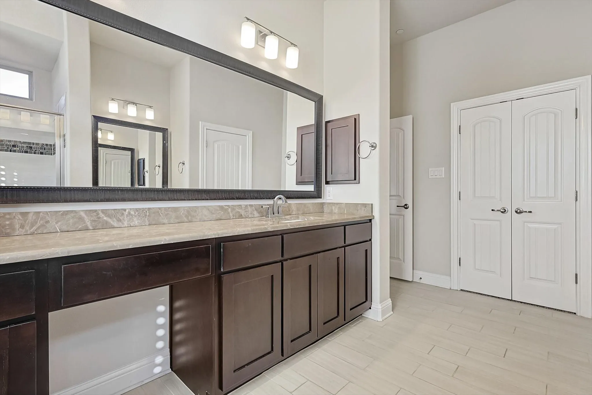 Townhouse For Sale in Denton County , 2812 Cedar Elm Drive, Carrollton, Texas 75010, 3 Bedroom, 3 Bathroom, 2 Garage spaces, 3,234 Sqft, built in 2014, mls#21403710, Real Estate Agent in Carrollton, Homes For Sale in Denton county, Homes For Sale in Carrollton, Realtor in Carrollton Texas, Real Estate Brokerage Independent Realty Texas, Luminita Cordes Realtor