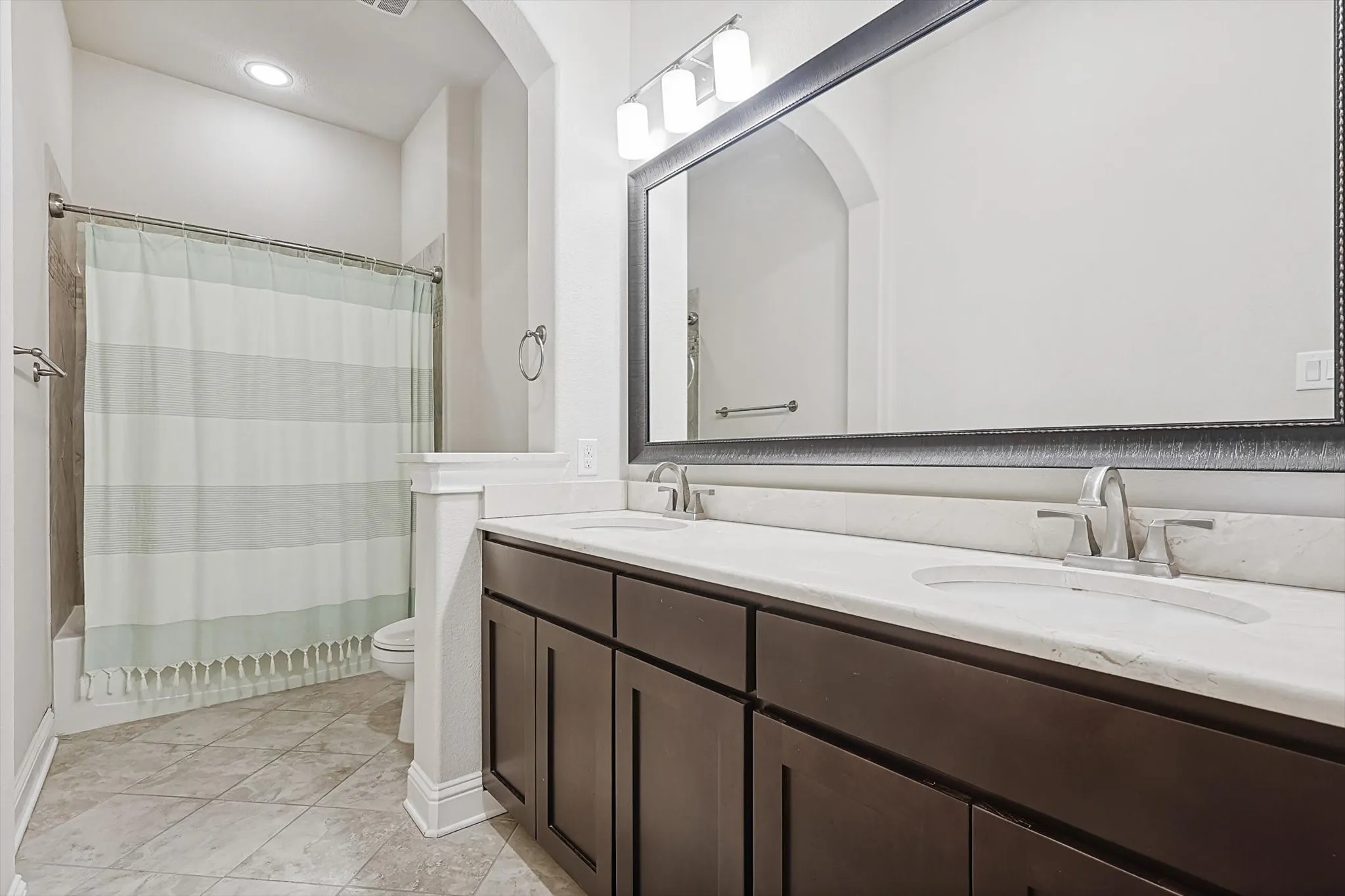Townhouse For Sale in Denton County , 2812 Cedar Elm Drive, Carrollton, Texas 75010, 3 Bedroom, 3 Bathroom, 2 Garage spaces, 3,234 Sqft, built in 2014, mls#21403710, Real Estate Agent in Carrollton, Homes For Sale in Denton county, Homes For Sale in Carrollton, Realtor in Carrollton Texas, Real Estate Brokerage Independent Realty Texas, Luminita Cordes Realtor