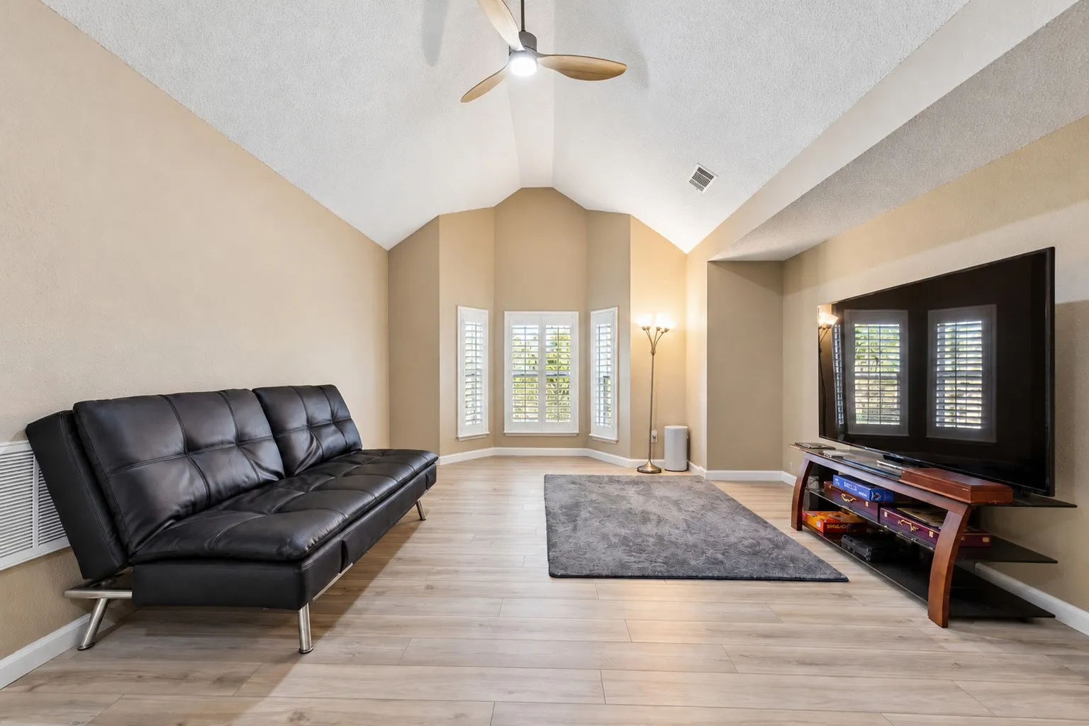 Single Family Residence For Sale in Denton County , 27 Monterey Drive, Trophy Club, Texas 76262, 4 Bedroom, 3 Bathroom, 2 Garage spaces, 3,183 Sqft, built in 1995, mls#21400510, Real Estate Agent in Trophy Club, Homes For Sale in Denton county, Homes For Sale in Trophy Club, Realtor in Trophy Club Texas, Real Estate Brokerage Independent Realty Texas, Luminita Cordes Realtor