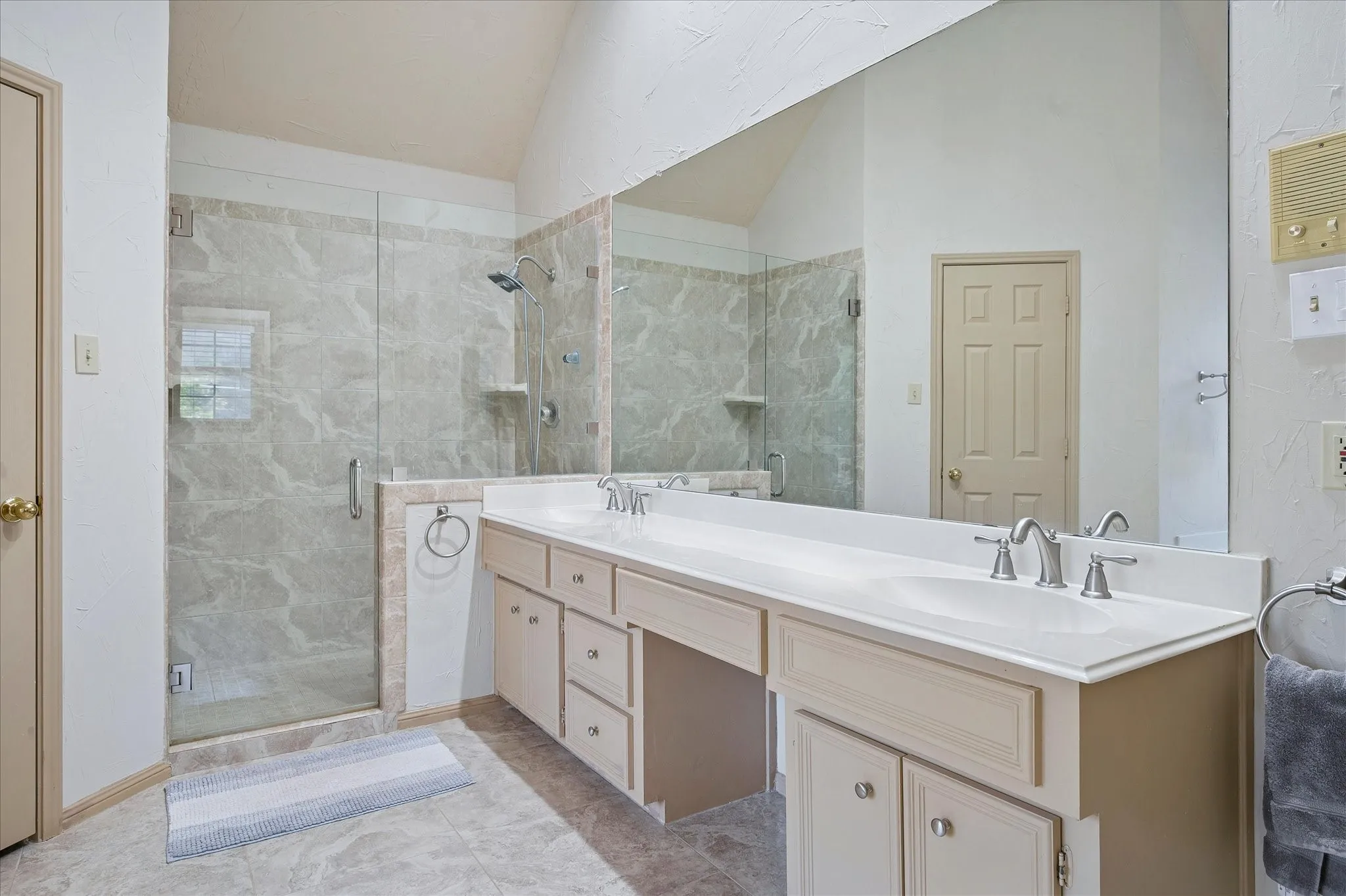 Single Family Residence For Sale in Dallas County , 1211 Laguna Place, Carrollton, Texas 75006, 4 Bedroom, 3 Bathroom, 2 Garage spaces, 3,059 Sqft, built in 1986, mls#21403713, Real Estate Agent in Carrollton, Homes For Sale in Dallas county, Homes For Sale in Carrollton, Realtor in Carrollton Texas, Real Estate Brokerage Independent Realty Texas, Luminita Cordes Realtor
