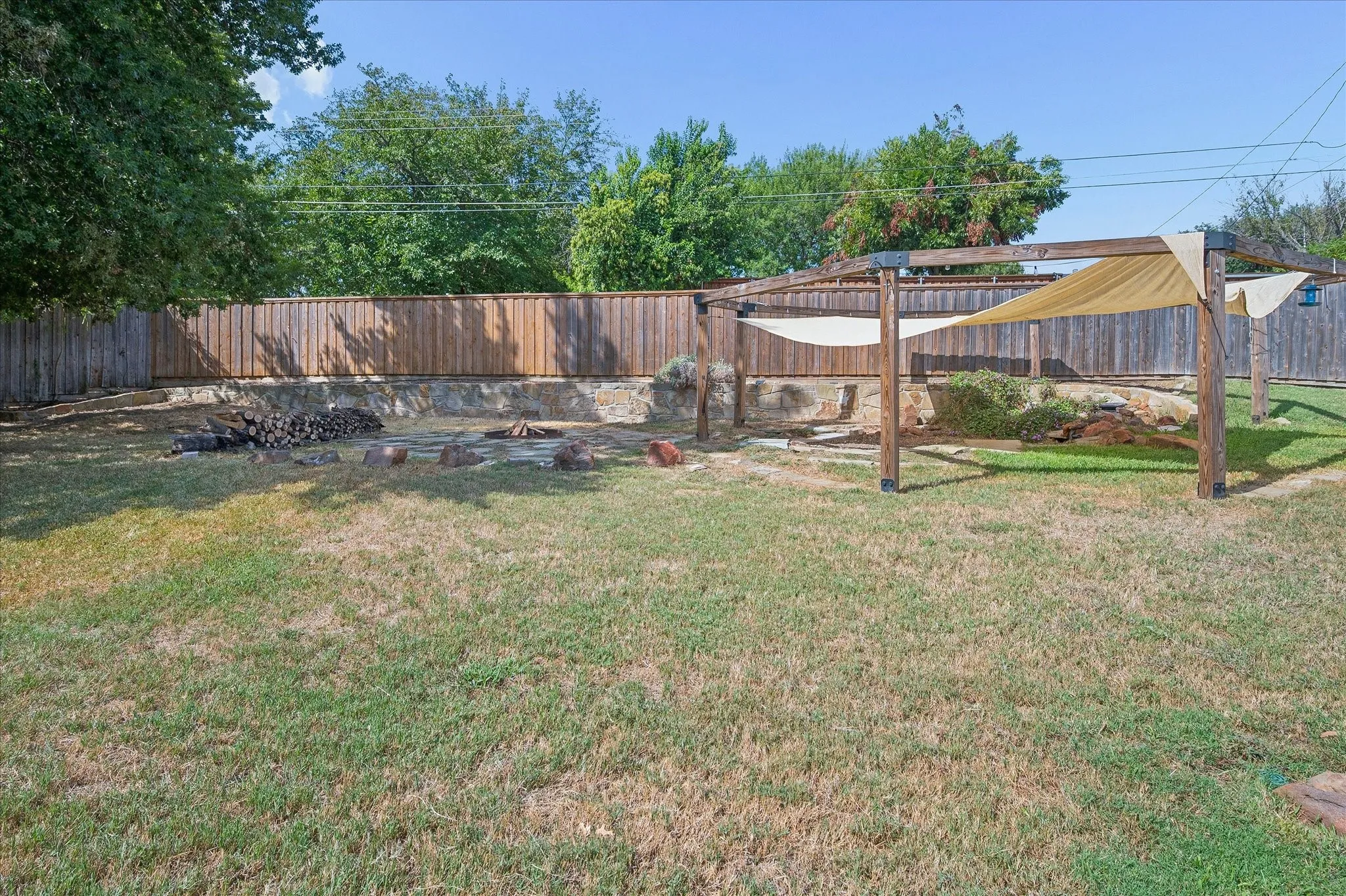 Single Family Residence For Sale in Dallas County , 1211 Laguna Place, Carrollton, Texas 75006, 4 Bedroom, 3 Bathroom, 2 Garage spaces, 3,059 Sqft, built in 1986, mls#21403713, Real Estate Agent in Carrollton, Homes For Sale in Dallas county, Homes For Sale in Carrollton, Realtor in Carrollton Texas, Real Estate Brokerage Independent Realty Texas, Luminita Cordes Realtor