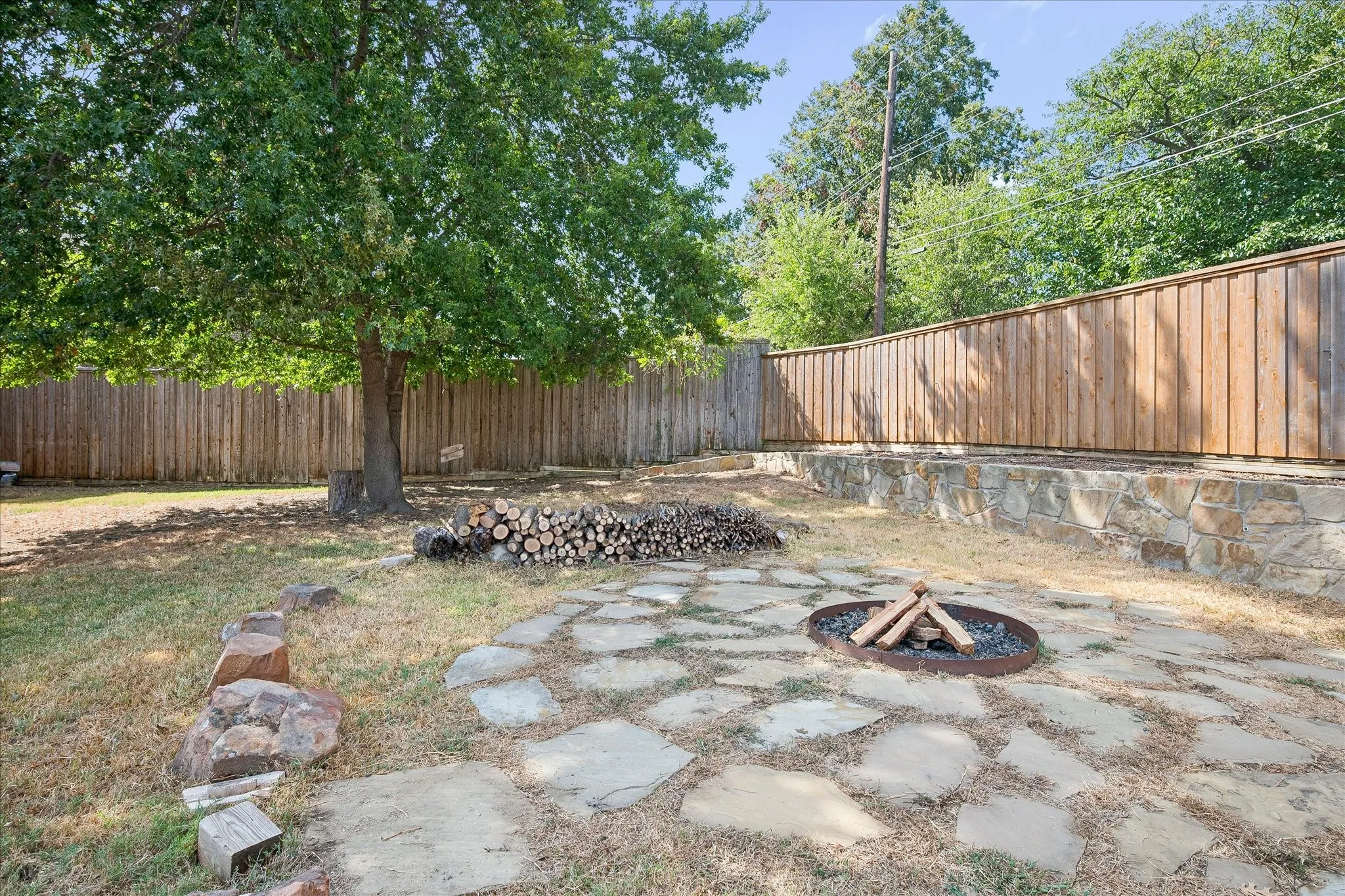 Single Family Residence For Sale in Dallas County , 1211 Laguna Place, Carrollton, Texas 75006, 4 Bedroom, 3 Bathroom, 2 Garage spaces, 3,059 Sqft, built in 1986, mls#21403713, Real Estate Agent in Carrollton, Homes For Sale in Dallas county, Homes For Sale in Carrollton, Realtor in Carrollton Texas, Real Estate Brokerage Independent Realty Texas, Luminita Cordes Realtor