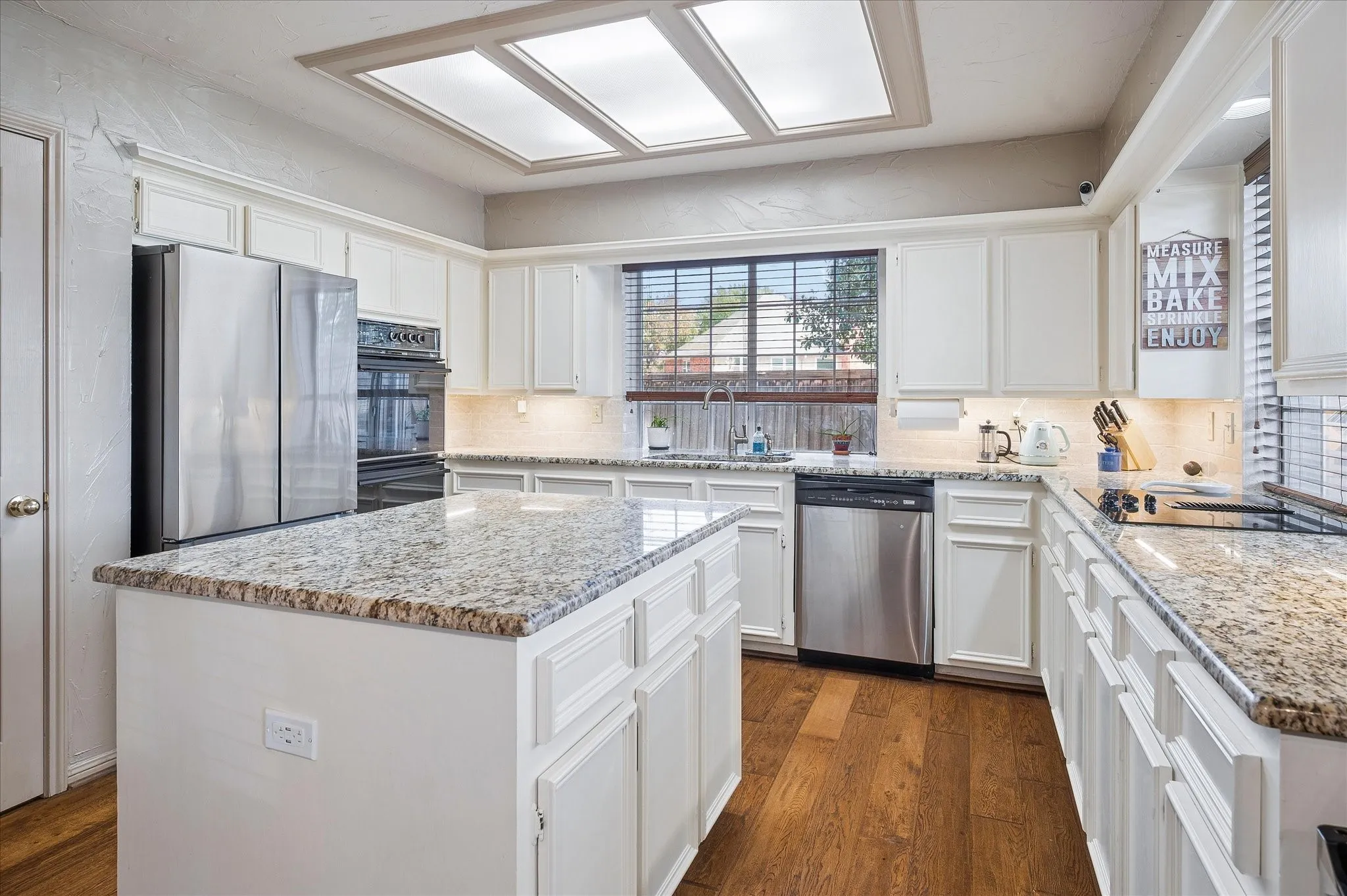 Single Family Residence For Sale in Dallas County , 1211 Laguna Place, Carrollton, Texas 75006, 4 Bedroom, 3 Bathroom, 2 Garage spaces, 3,059 Sqft, built in 1986, mls#21403713, Real Estate Agent in Carrollton, Homes For Sale in Dallas county, Homes For Sale in Carrollton, Realtor in Carrollton Texas, Real Estate Brokerage Independent Realty Texas, Luminita Cordes Realtor