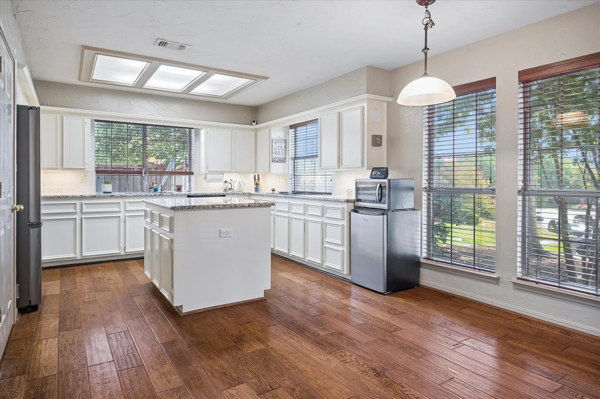 Single Family Residence For Sale in Dallas County , 1211 Laguna Place, Carrollton, Texas 75006, 4 Bedroom, 3 Bathroom, 2 Garage spaces, 3,059 Sqft, built in 1986, mls#21403713, Real Estate Agent in Carrollton, Homes For Sale in Dallas county, Homes For Sale in Carrollton, Realtor in Carrollton Texas, Real Estate Brokerage Independent Realty Texas, Luminita Cordes Realtor