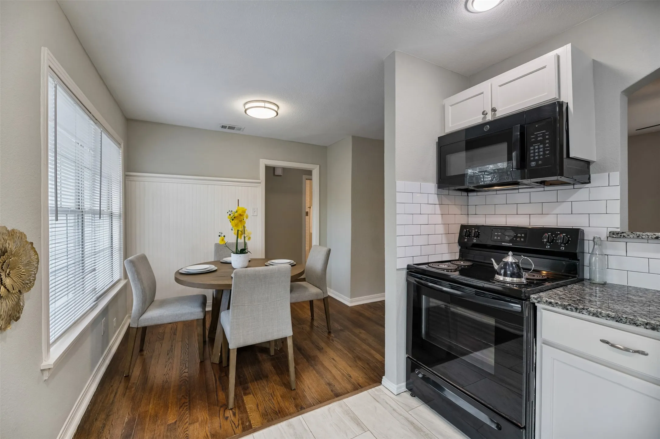 Single Family Residence For Sale in Tarrant County , 3462 W Gambrell Street, Fort Worth, Texas 76133, 2 Bedroom, 1 Bathroom, 1 Garage spaces, 780 Sqft, built in 1951, mls#21389546, Real Estate Agent in Fort Worth, Homes For Sale in Tarrant county, Homes For Sale in Fort Worth, Realtor in Fort Worth Texas, Real Estate Brokerage Independent Realty Texas, Luminita Cordes Realtor